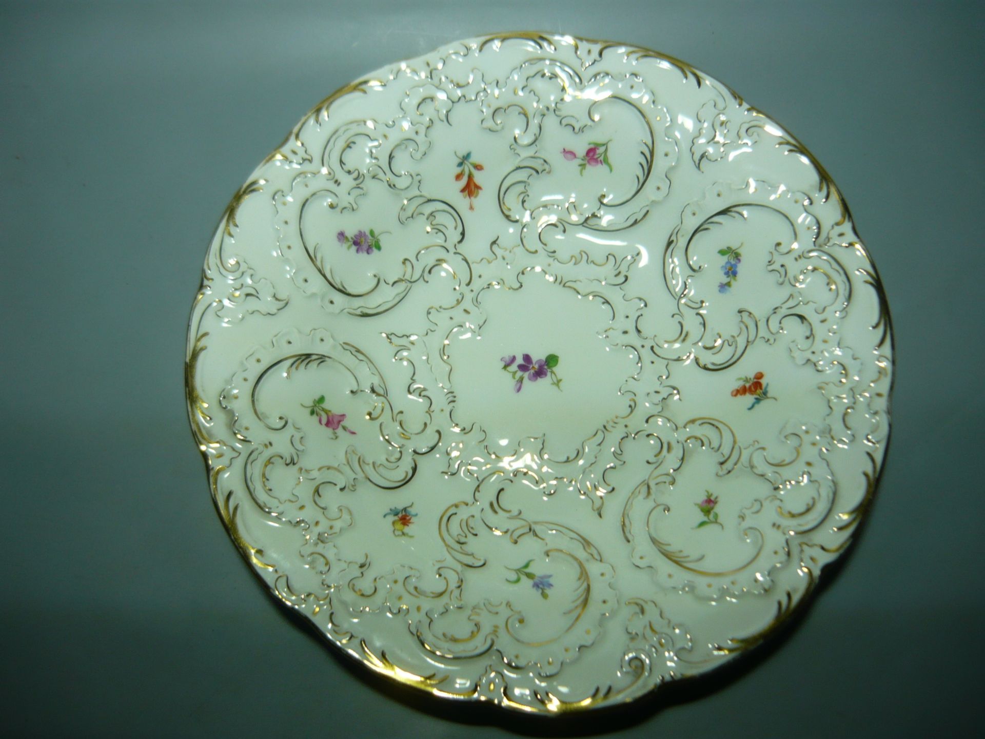 Meissen (Schwerter). Prunkplatte mit Blumenmalerei. Erste Wahl. Leichte Gebrauchsspuren. Ca. 28,5cm.