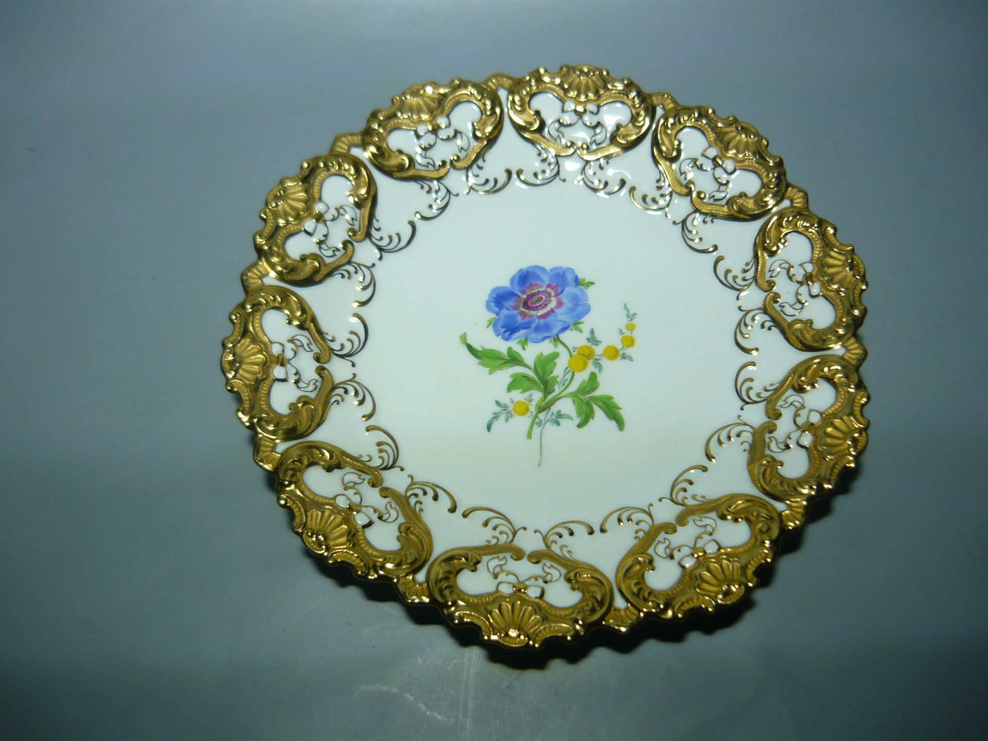 Meissen (Schwerter). Prunkplatte mit Blumenmalerei. Erste Wahl. Ca. 23cm. //English: Meissen (