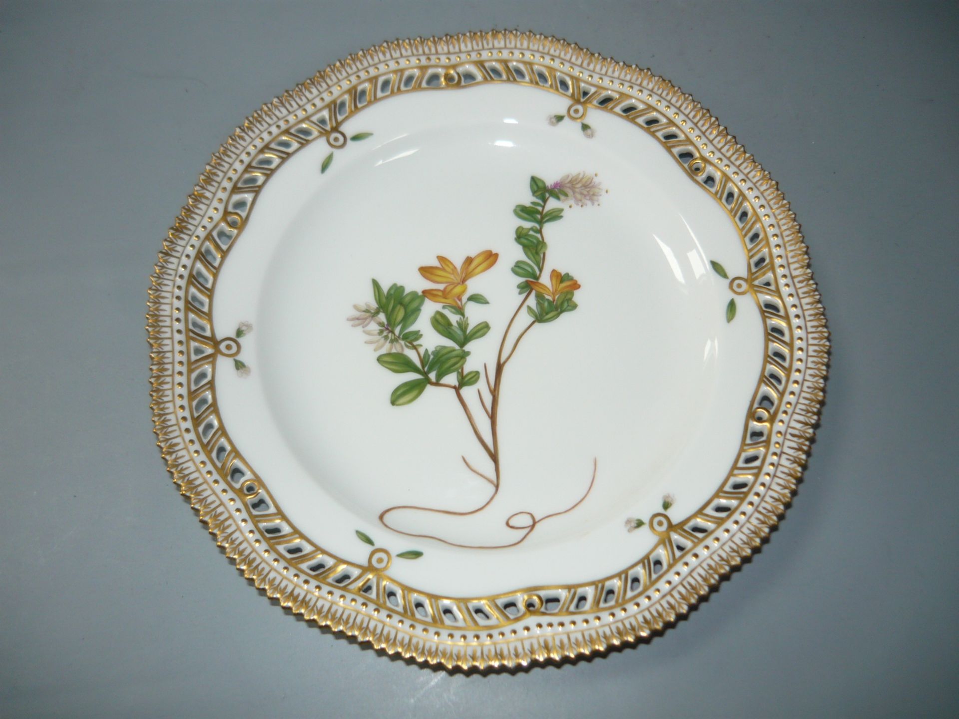 Royal Copenhagen. Flora Danica. Flacher Teller mit Durchbruch. Handbemalt. Erste Wahl. Ø 22cm. //