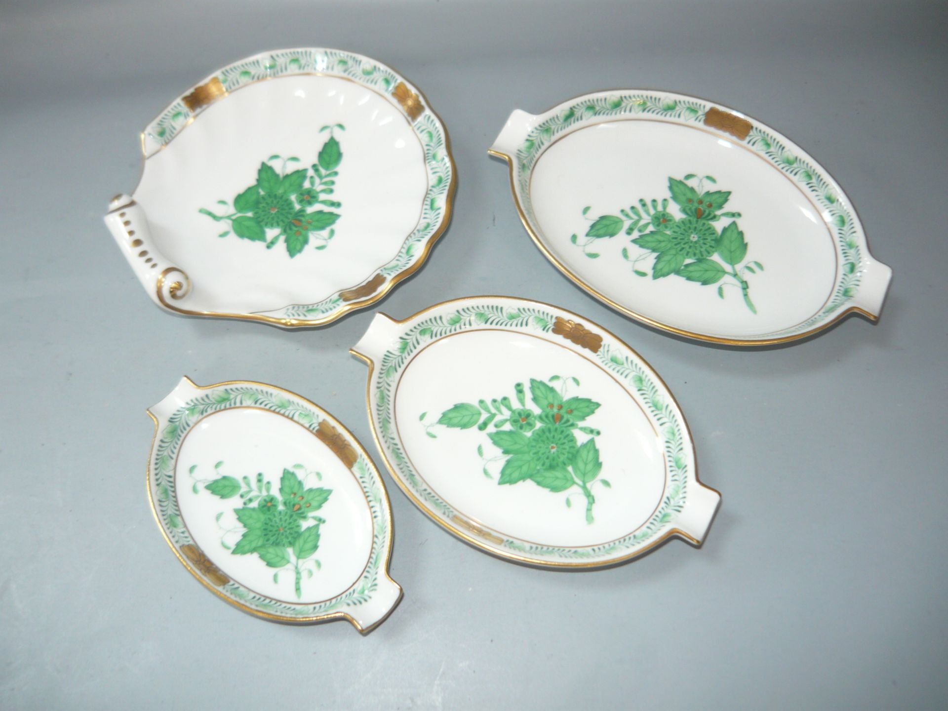 Herend Appony grün. Konvolut vier Zierteile. //English: Herend Appony green. Collection of 4 pieces.