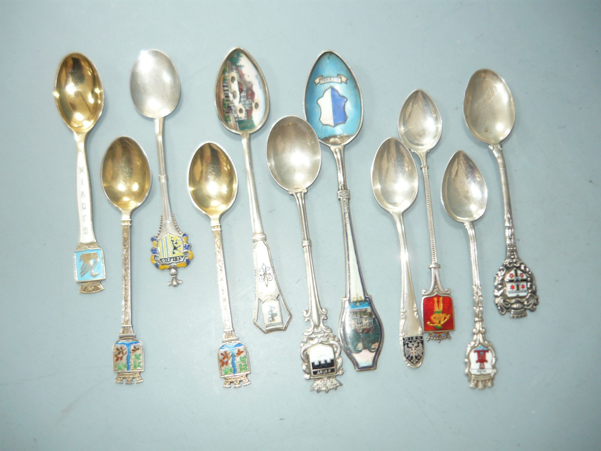 Konvolut elf Silberlöffel mit Email. Min 800. Gew. 125gr. //English: Collection of silverspoons (