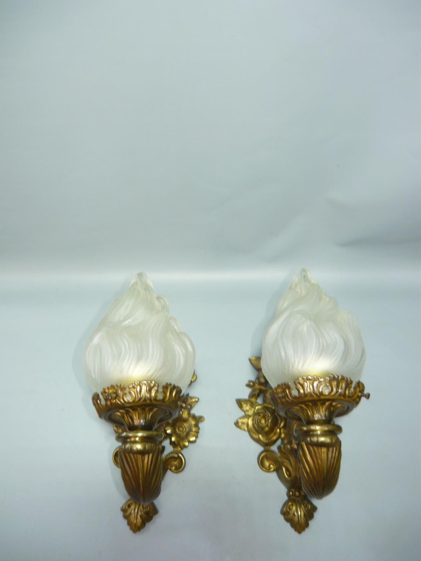 Paar Wandlampen. Nicht geprüft. H. 22cm. //English: Pair of wall lamps. Not tested. - Bild 2 aus 2