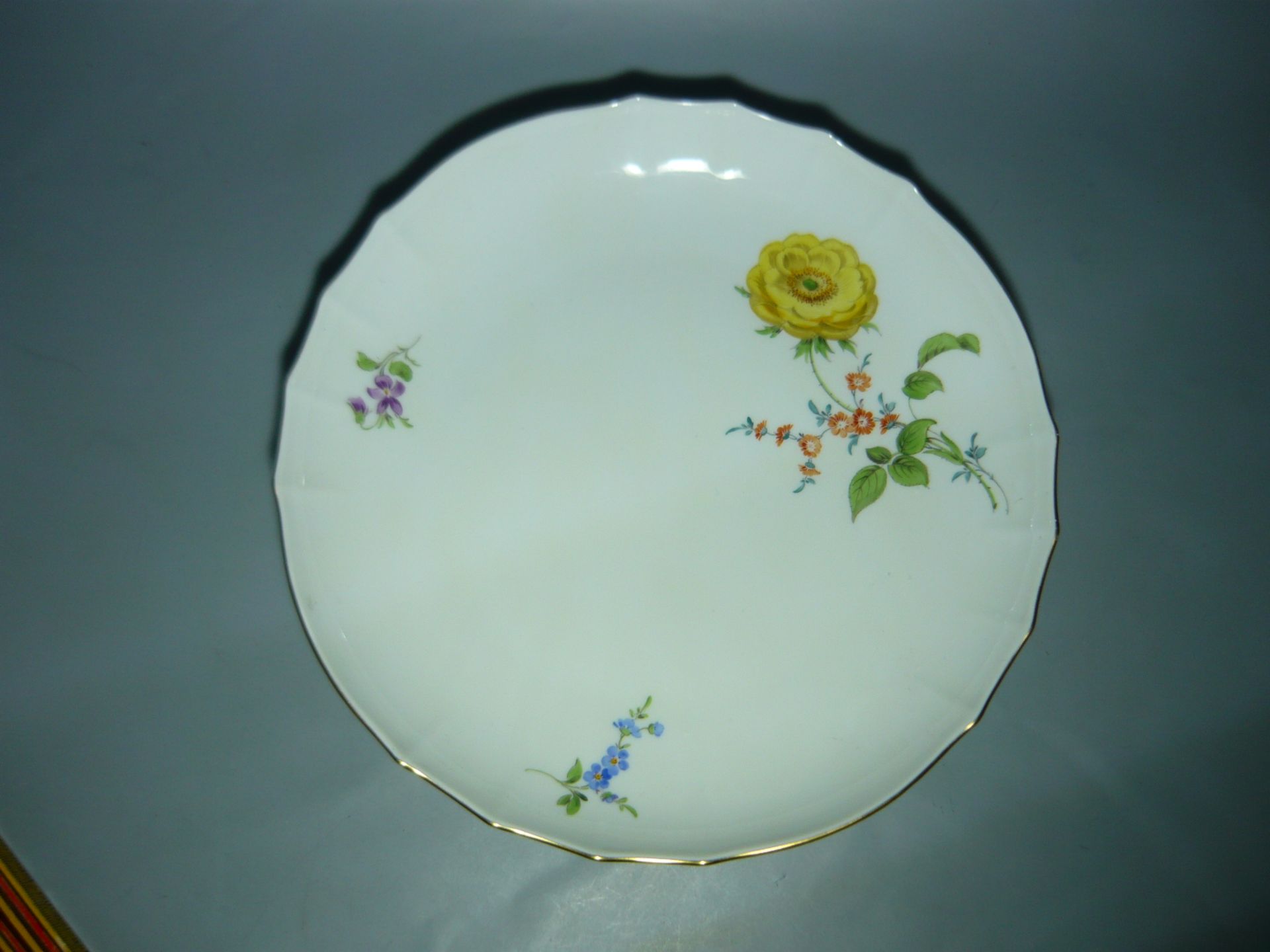 Meissen (Schwerter). Große Schale mit Blumenmalerei. Zwei Scheifstriche. Ca. 28cm. //English: