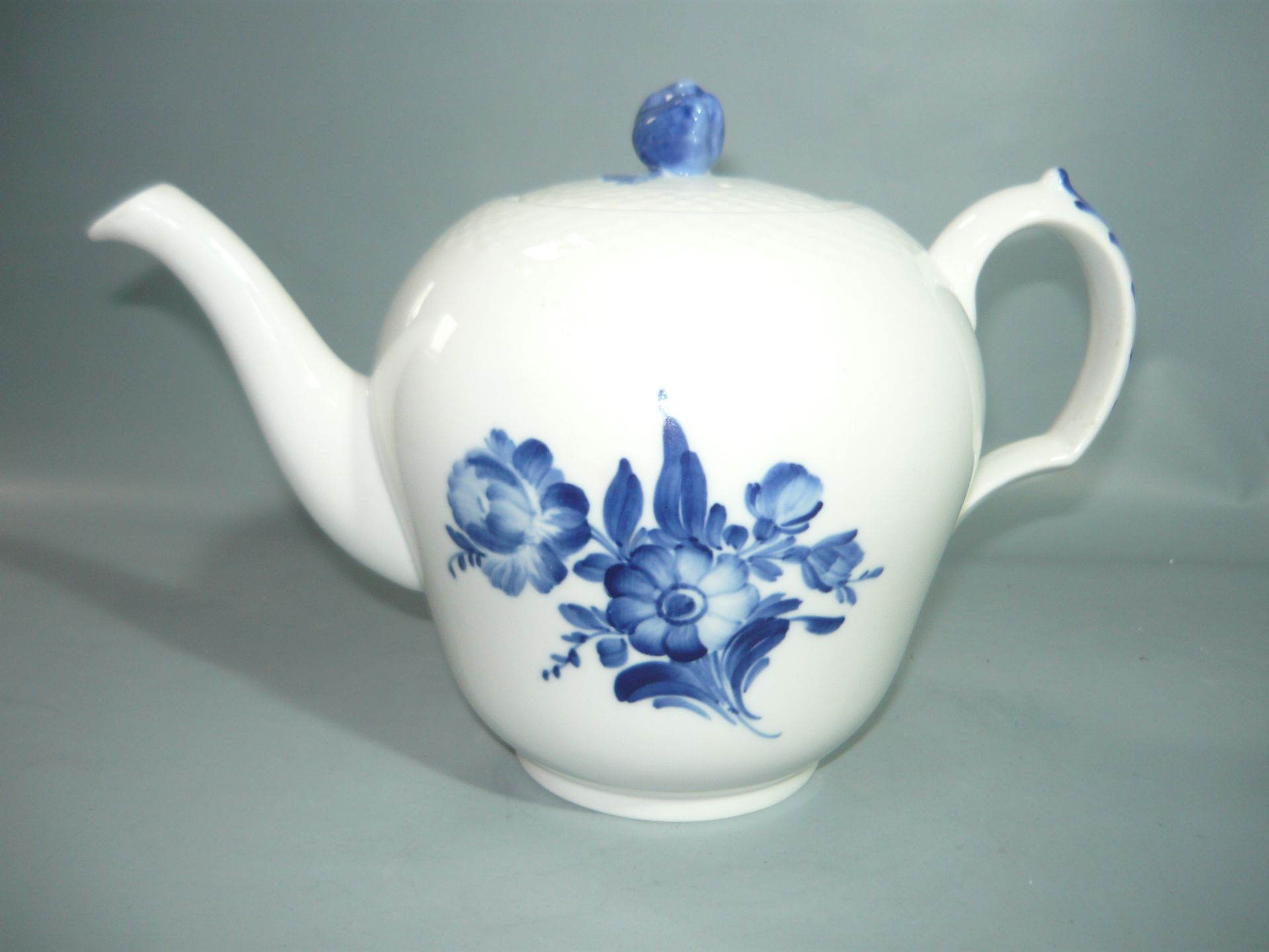 Royal Copenhagen. Teekanne für 1 Liter. Erste Wahl. L. 24cm. //English: Royal Copenhagen. Teapot for