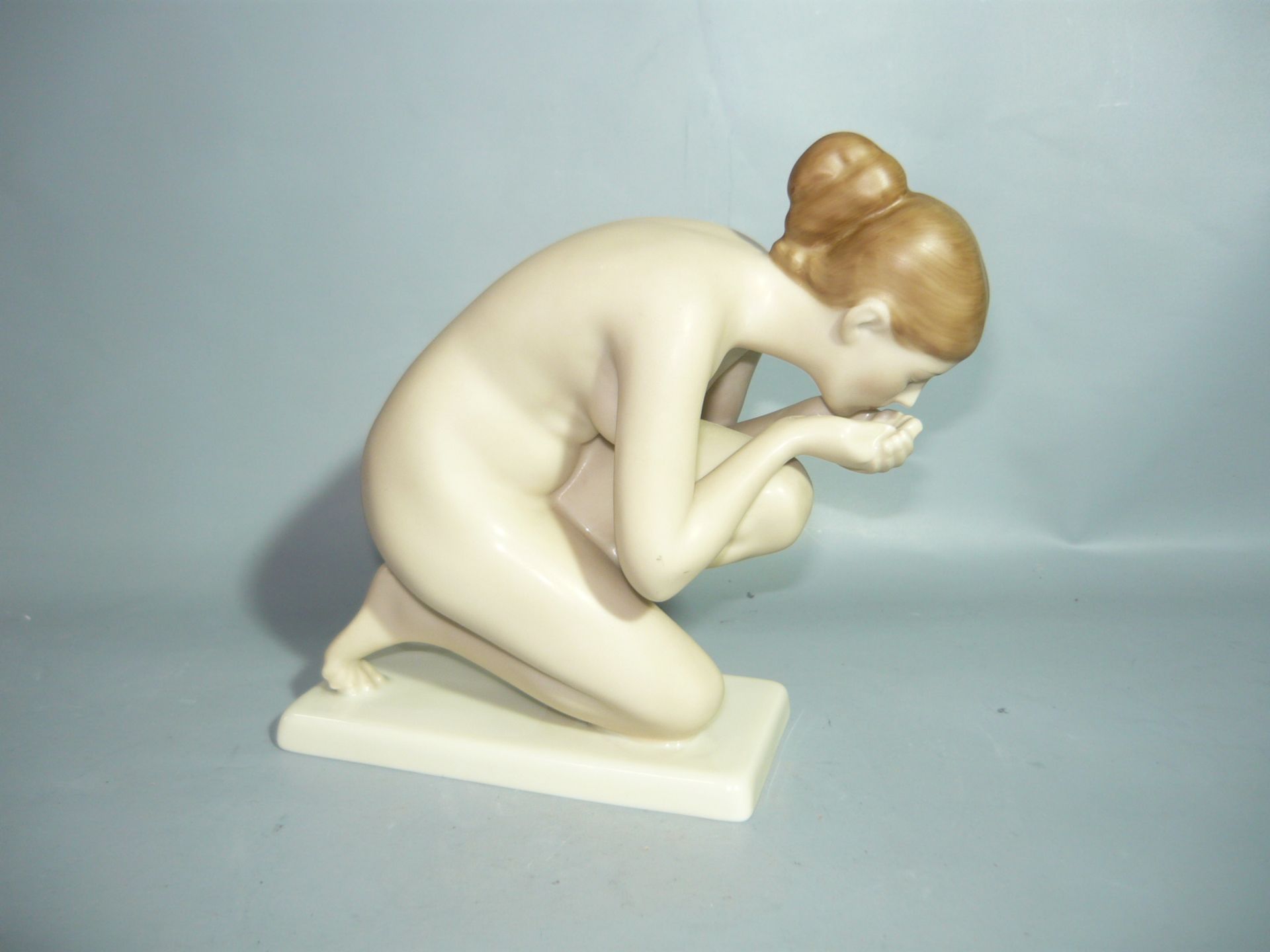 Rosenthal. Die Hockende. Überglasurbemalung. L. 17cm. //English: Rosenthal. A kneeling young beauty.