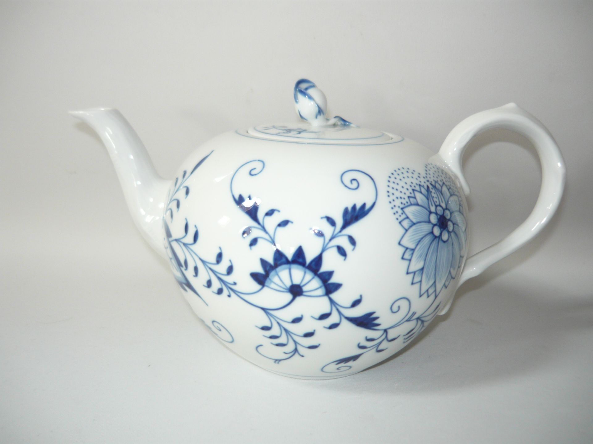 Meissen (Schwerter). Zwiebelmuster. Teekanne für ca. 1 Liter. Erste Wahl. L. 25cm. //English: