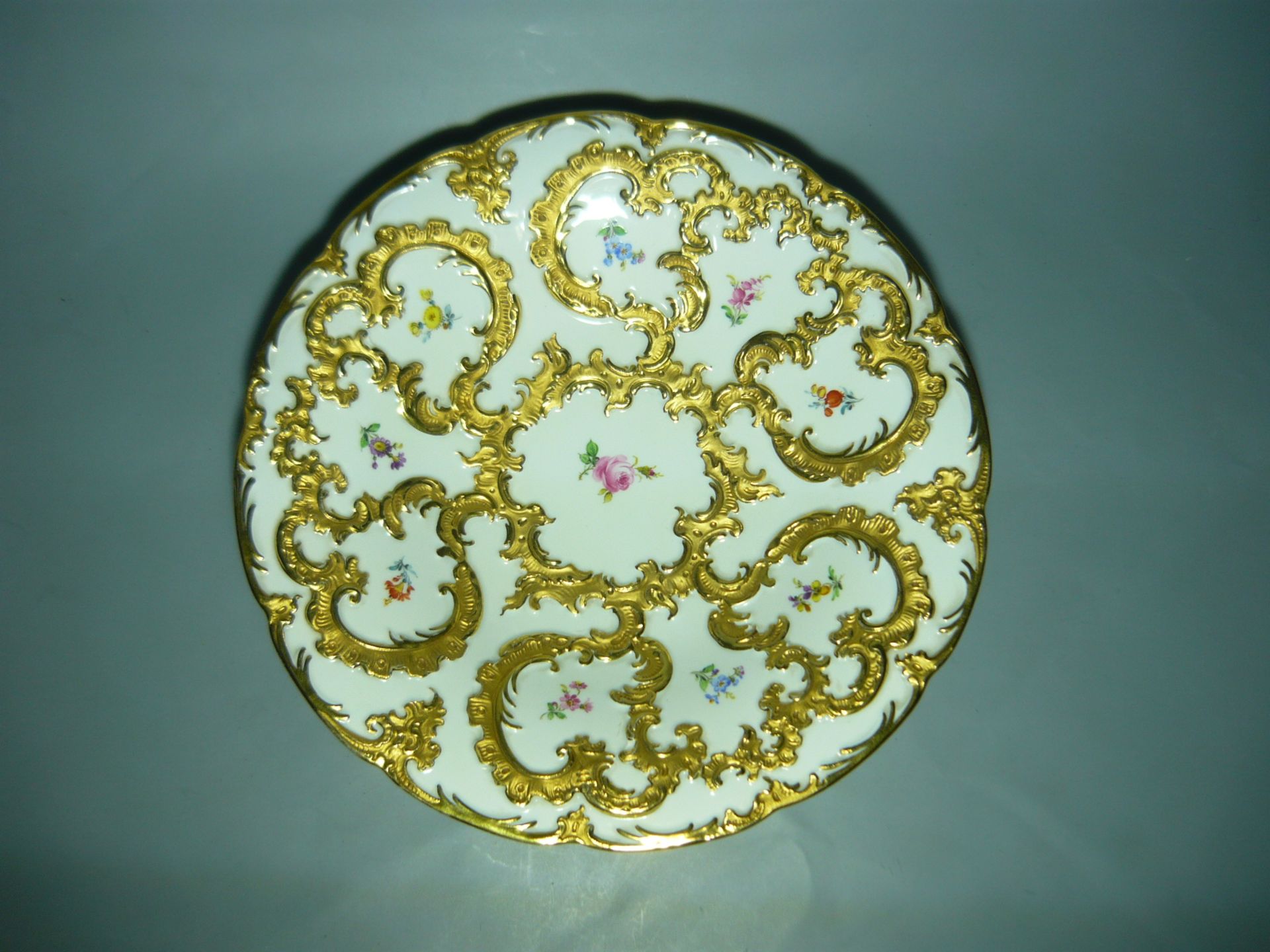 Meissen (Schwerter). Prunkplatte mit Blumenmalerei. Erste Wahl. Ca. 28cm. //English: Meissen (