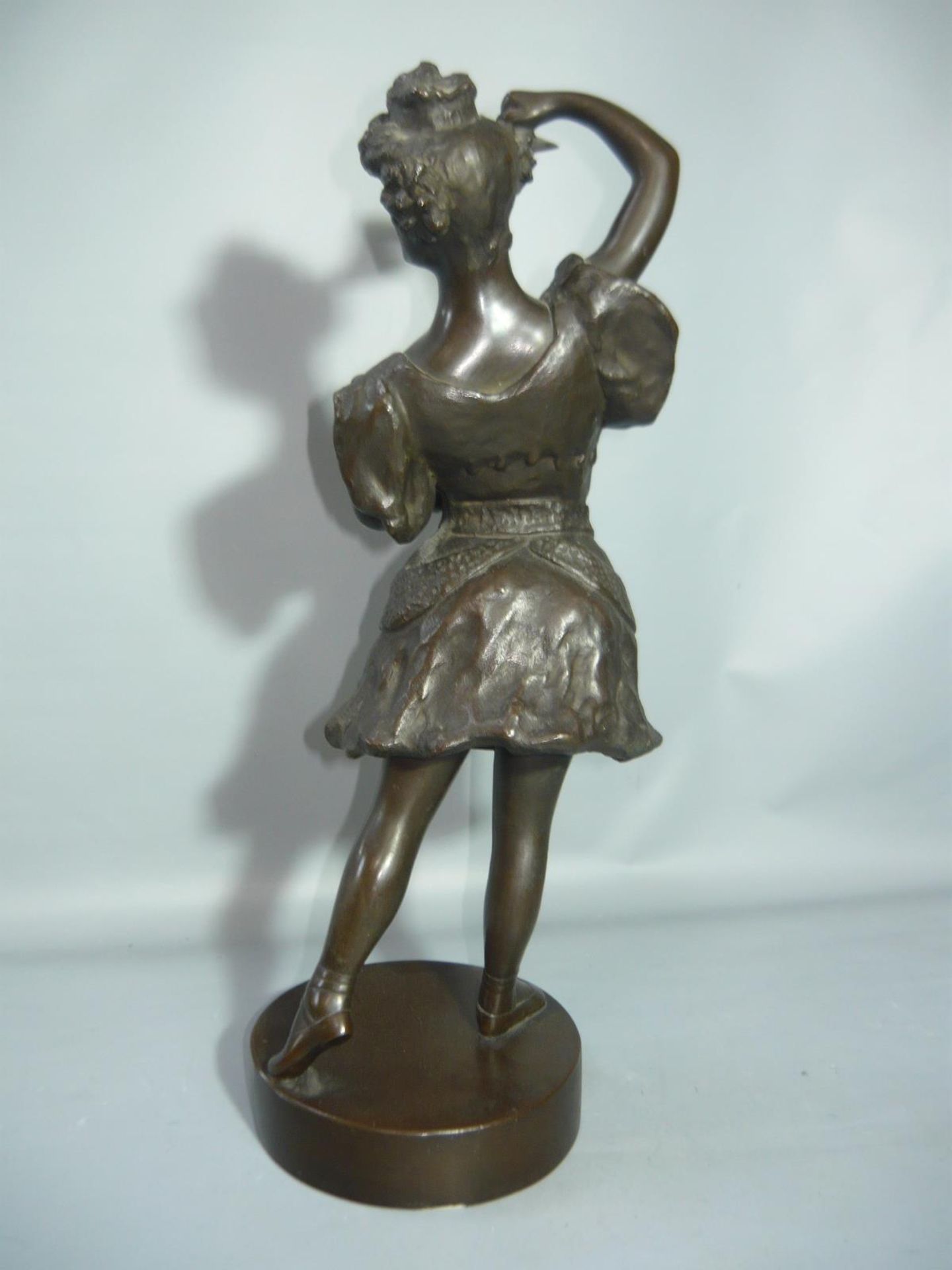 Große Tänzerin. Bronze. Wohl Frankreich um 1900. H. 38cm. //English: Huge female dancer. Bronce. - Image 2 of 2