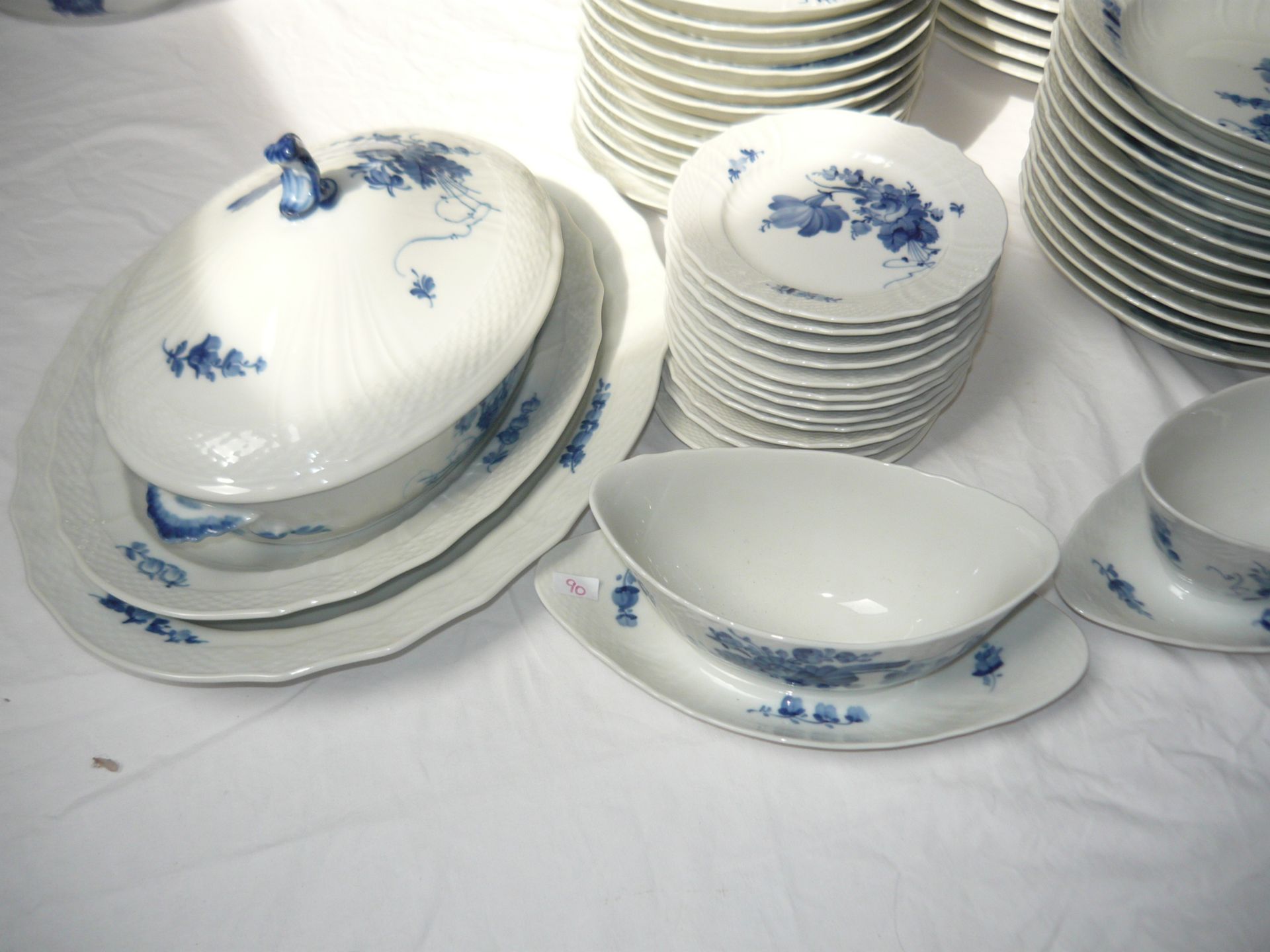 Royal Copenhagen. Blaue Blume. 53 teiliges Speiseservice. 4x12 Teile plus 5 Servierteile. - Bild 3 aus 4