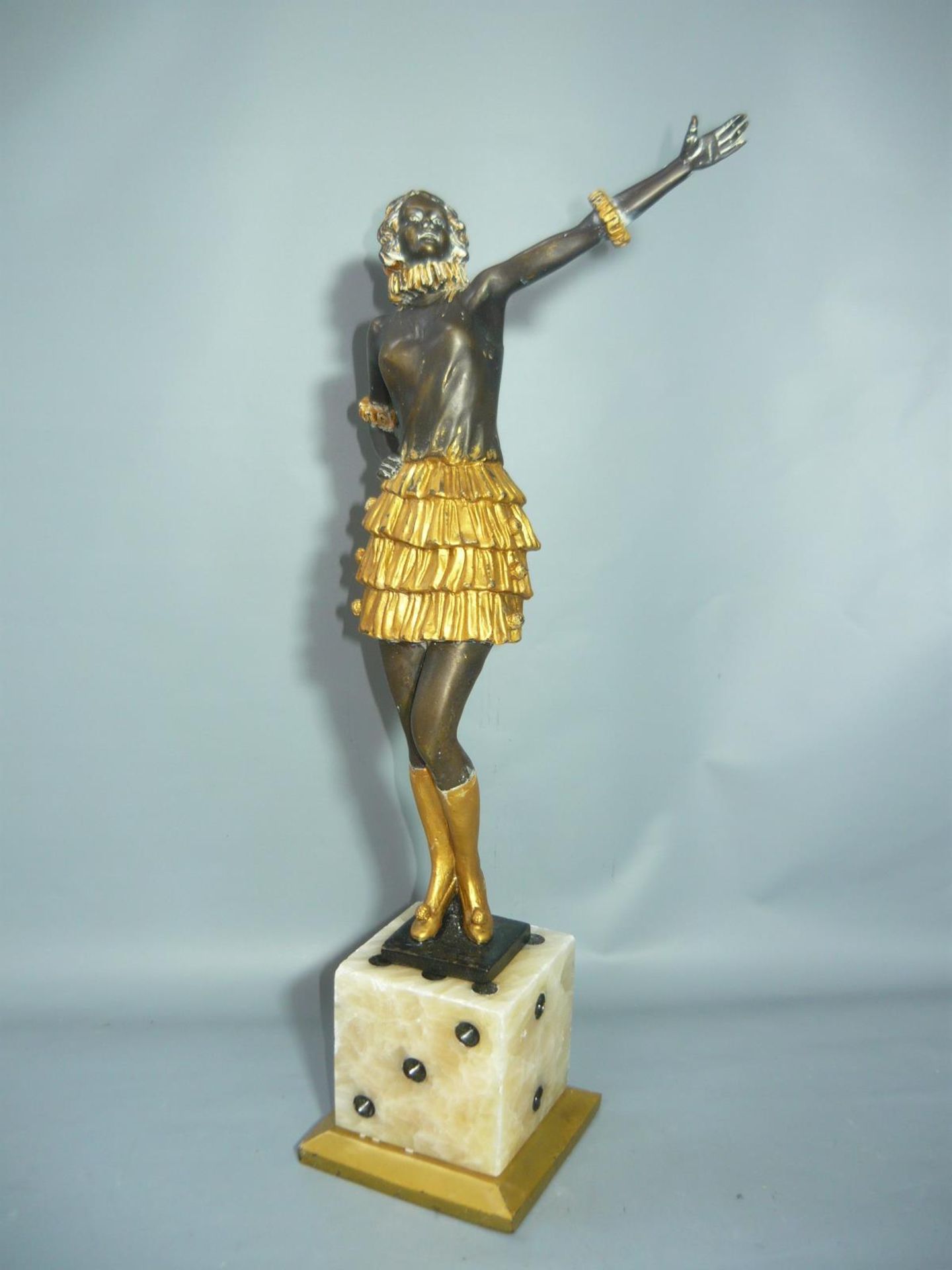 Tänzerin in Art Deco Kleidung. Auf Steinwürfel. H. 42cm. //English: Female dancer in art deco style.