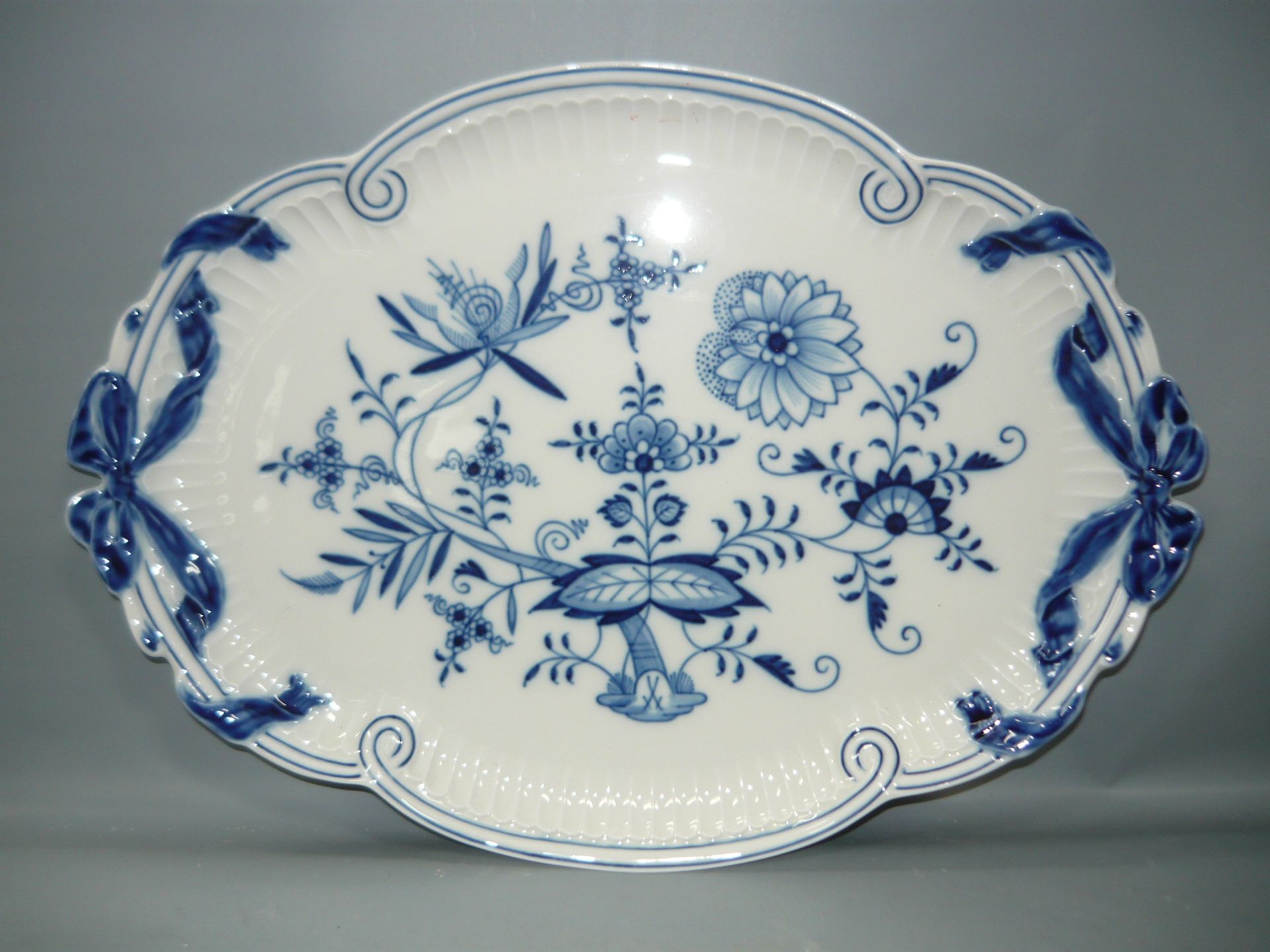 Meissen (Schwerter). Zwiebelmuster. Großes ovales Serviertablett. Erste Wahl. Ca.29x41cm. //English: