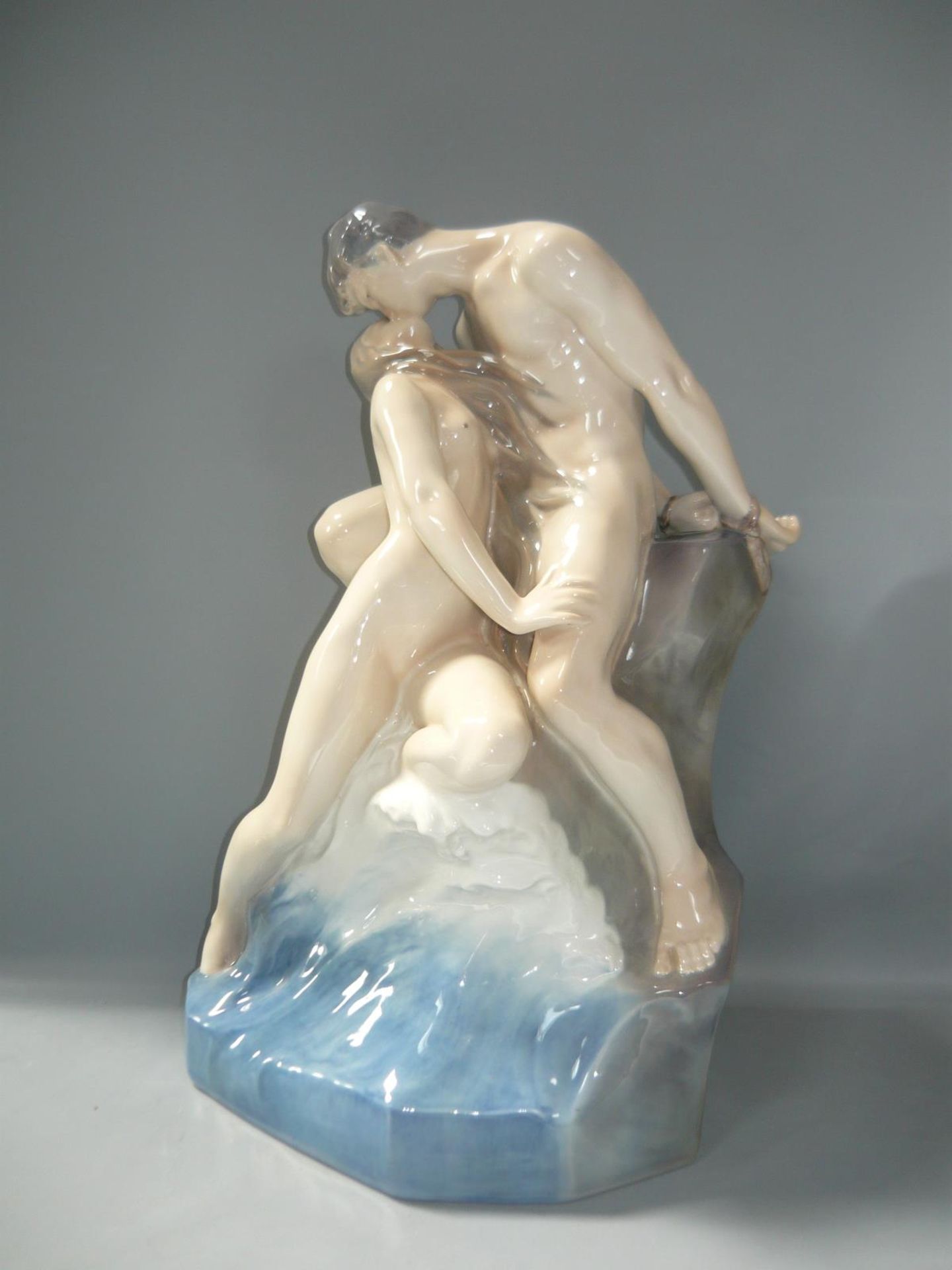 Royal Copenhagen. Riesige Porzellanfigur eines nackten Paares. H. 47cm. Ein Schleifstrich. //