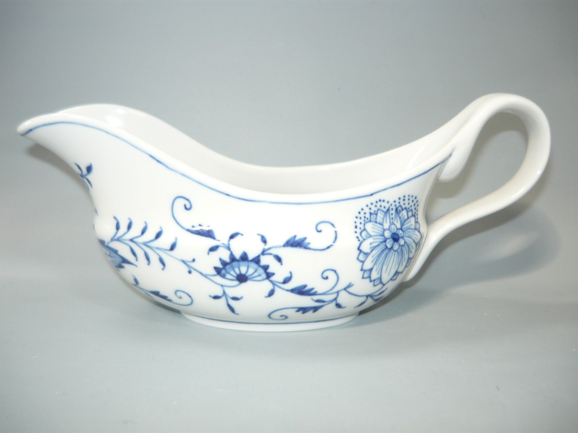 Meissen (Schwerter). Zwiebelmuster. Sauciere. Erste Wahl. L. 19cm. //English: Meissen (swords). Blue