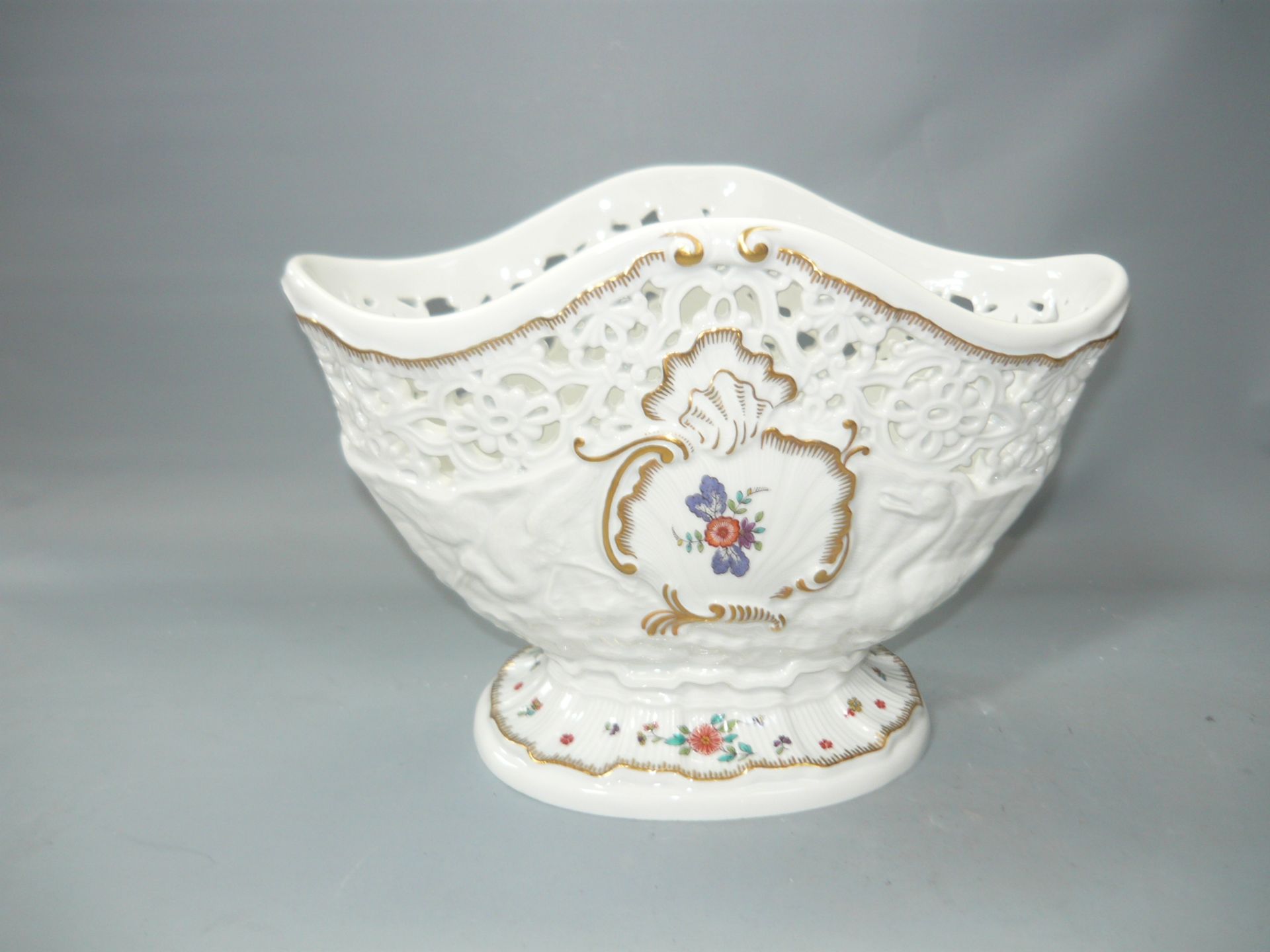 Meissen (Schwerter). Schwanenservice. Große Vase mit Durchbruch. Zweite Wahl. L. 24cm, H. 17cm. //