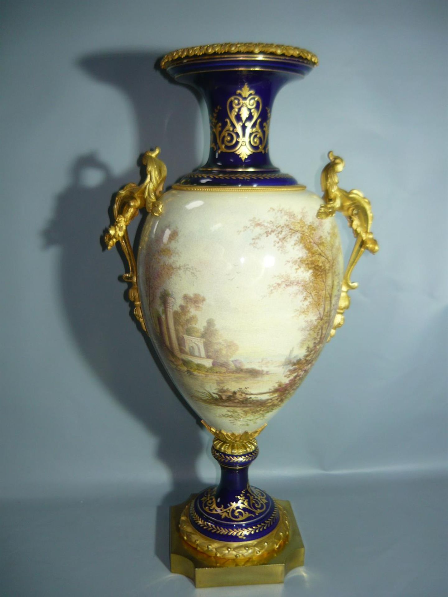 Große Bodenvase mit vergoldeten Bronzemontierungen. 19. Jhdt. H. 58cm. //English: Huge palace vase - Image 2 of 3