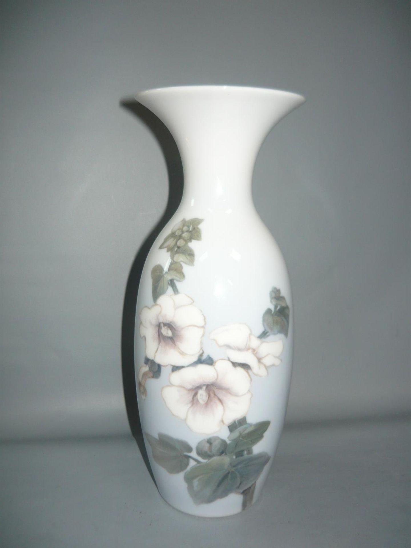 Royal Copenhagen. Vase mit Handmalerei in Jugendstilmanier. Schleifstrich. Periode 1897-1922. H.