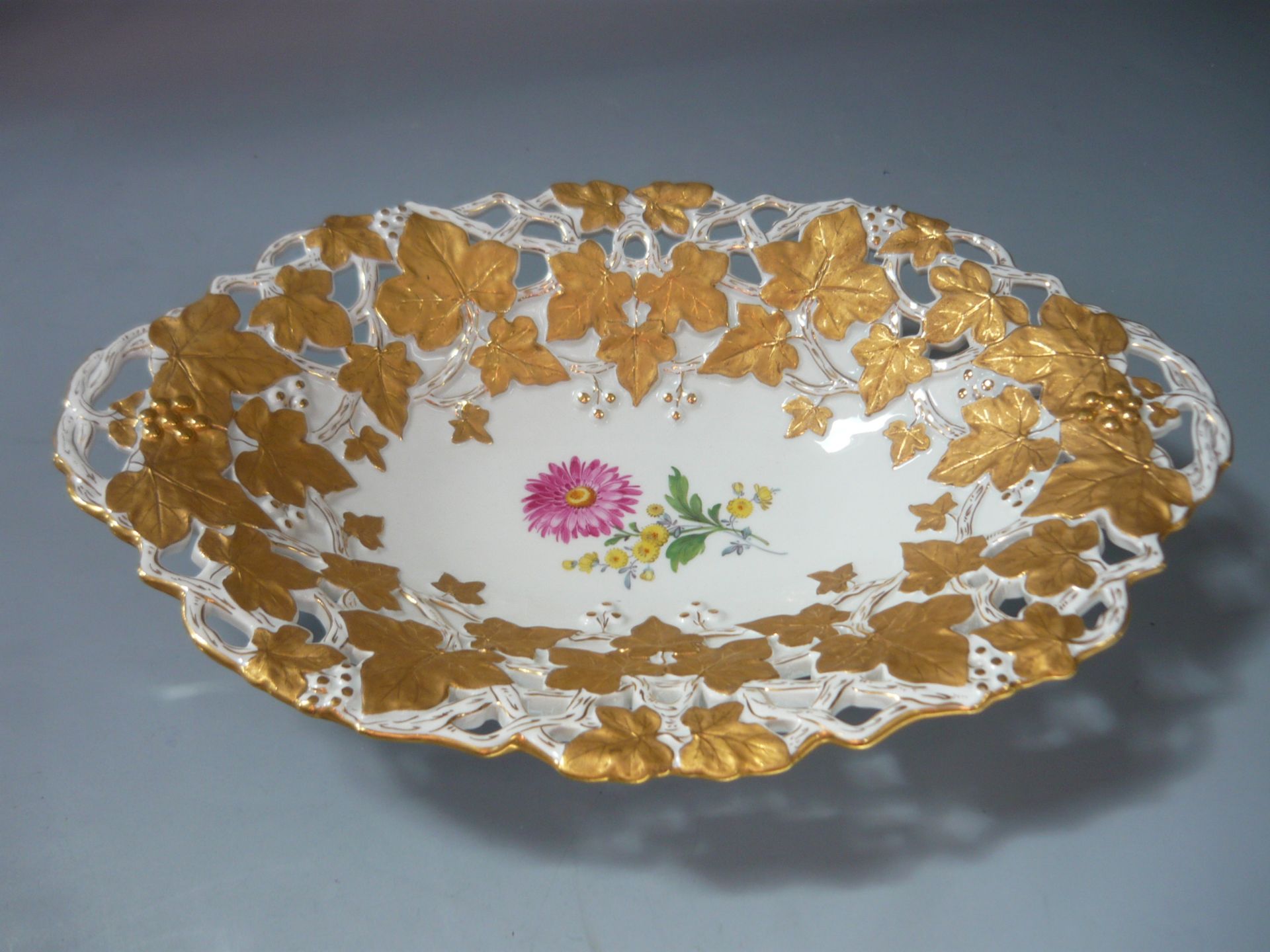 Meissen (Schwerter). Prunkschale mit Gold- und Blumenmalerei.Schleifstriche. L 32cm. //English: