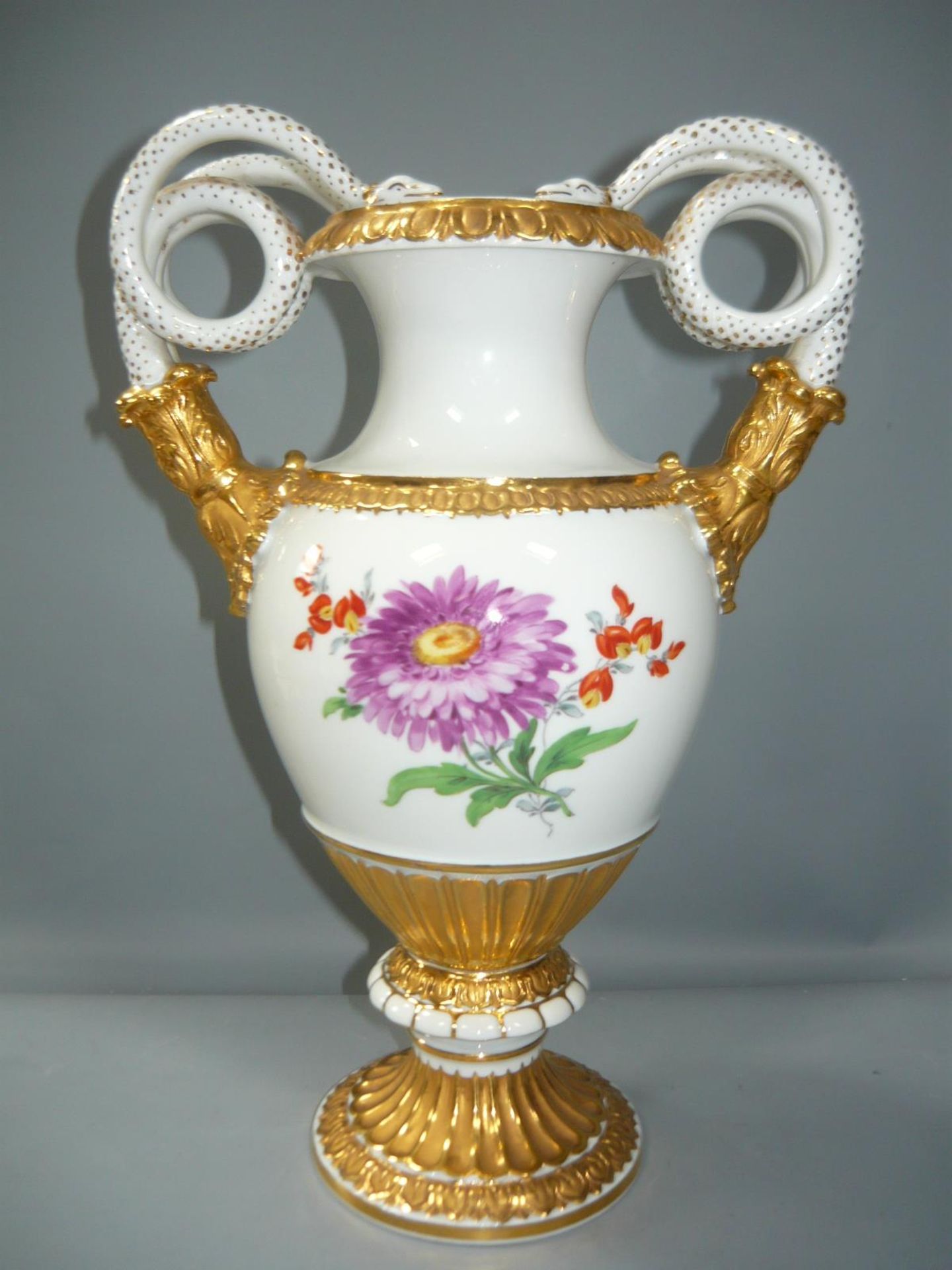 Meissen (Schwerter). Schlangenhenkelvase. Schleifstriche. H. 30cm. //English: Meissen (swords). Huge