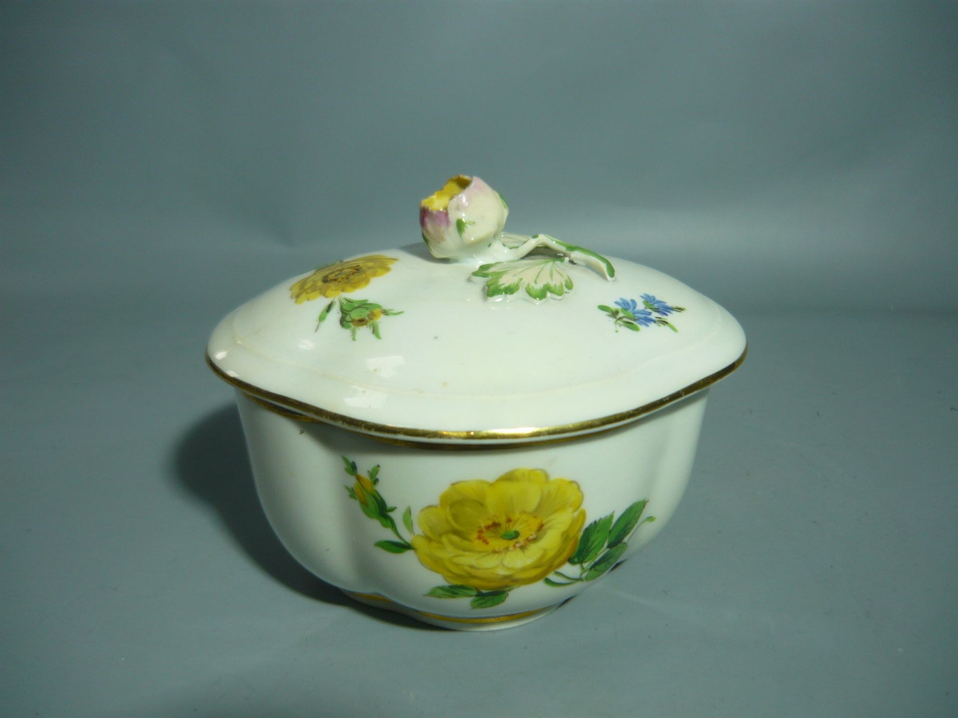 Meissen (Schwerter). Deckeldose mit Blumenmalerei. Schleifstriche. L. 12cm. //English: Meissen (