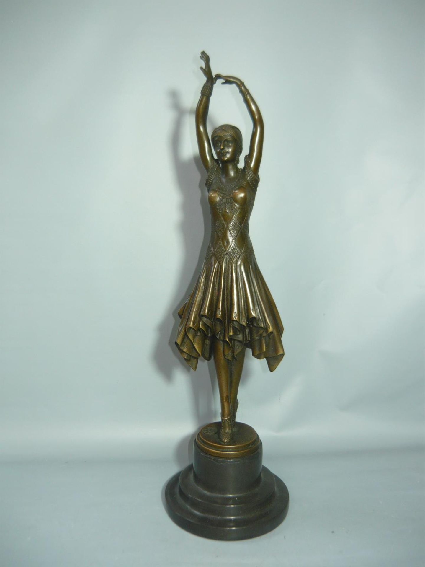 Demetre Chiparus (nach). Tänzerin. Bronze auf Steinsockel. H. 45cm. //English: Demetre Chiparus (