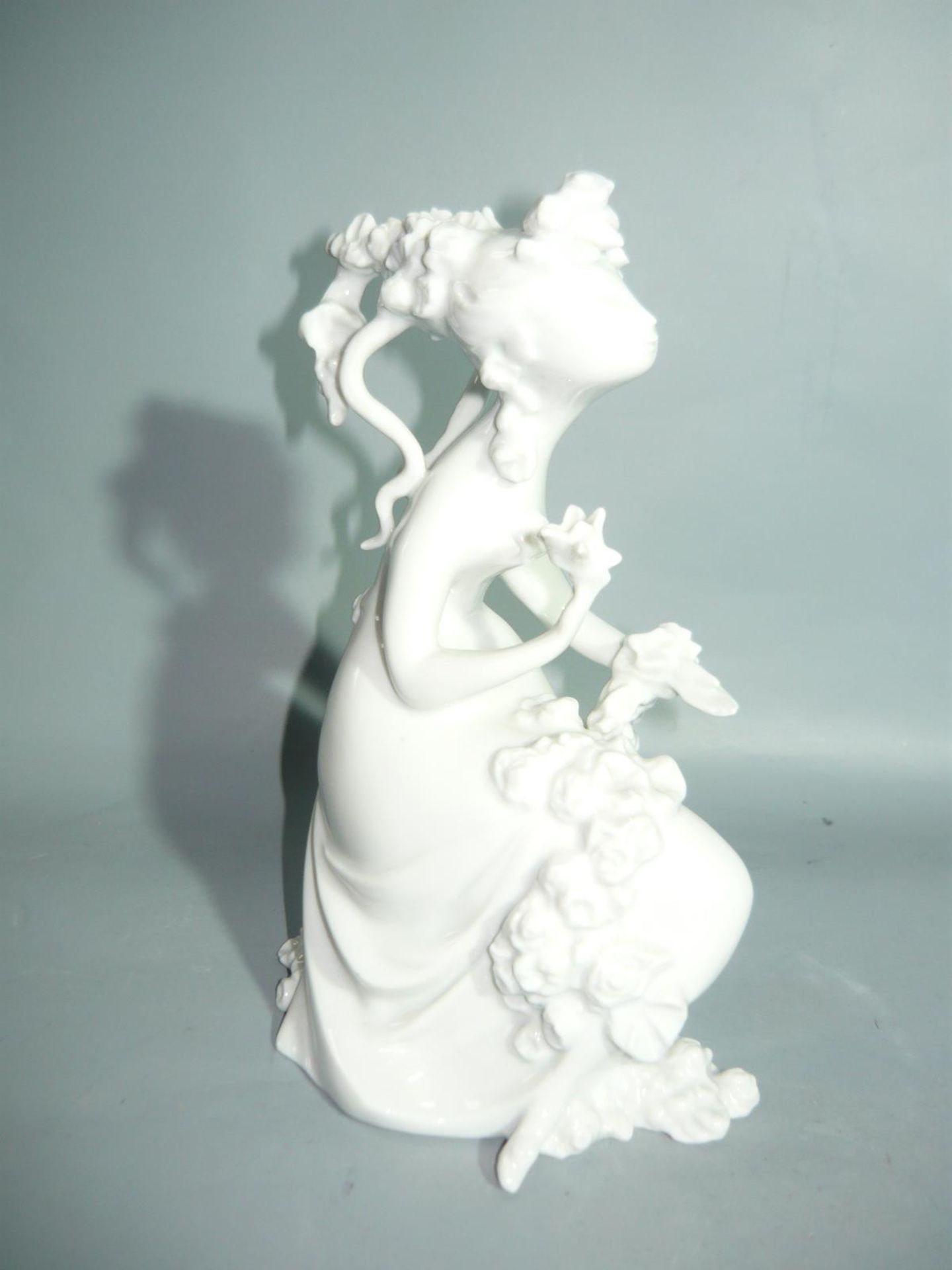 Rosenthal. Peynet. Sitzende Frau mit Blumen. H. 18cm. Rosenthal. Peynet. Young sittimg woman with