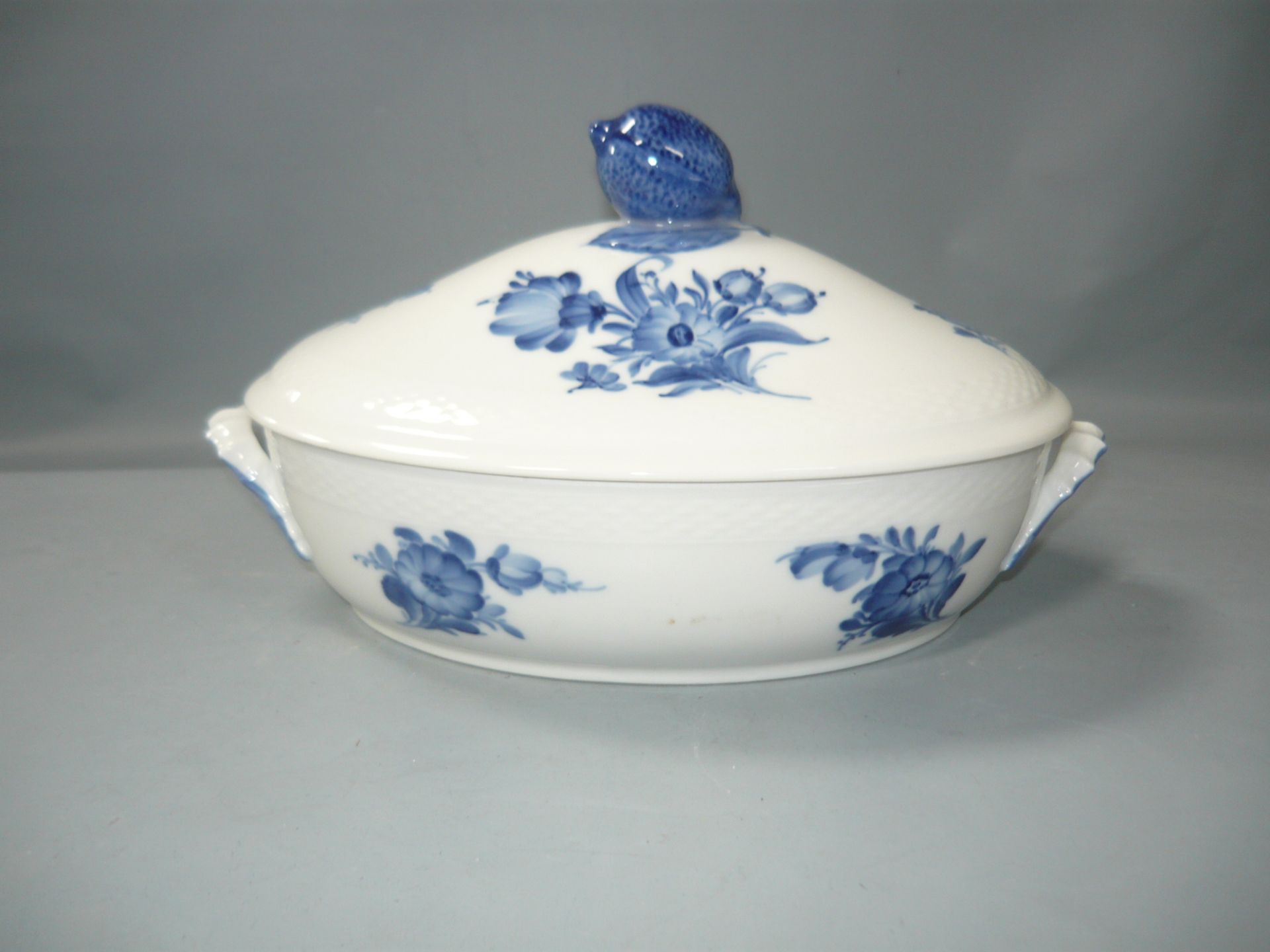 Royal Copenhagen. Blaue Blume. Deckelschüssel. Erste Wahl. L. 26cm. Englisch: Royal Copenhagen. Blue