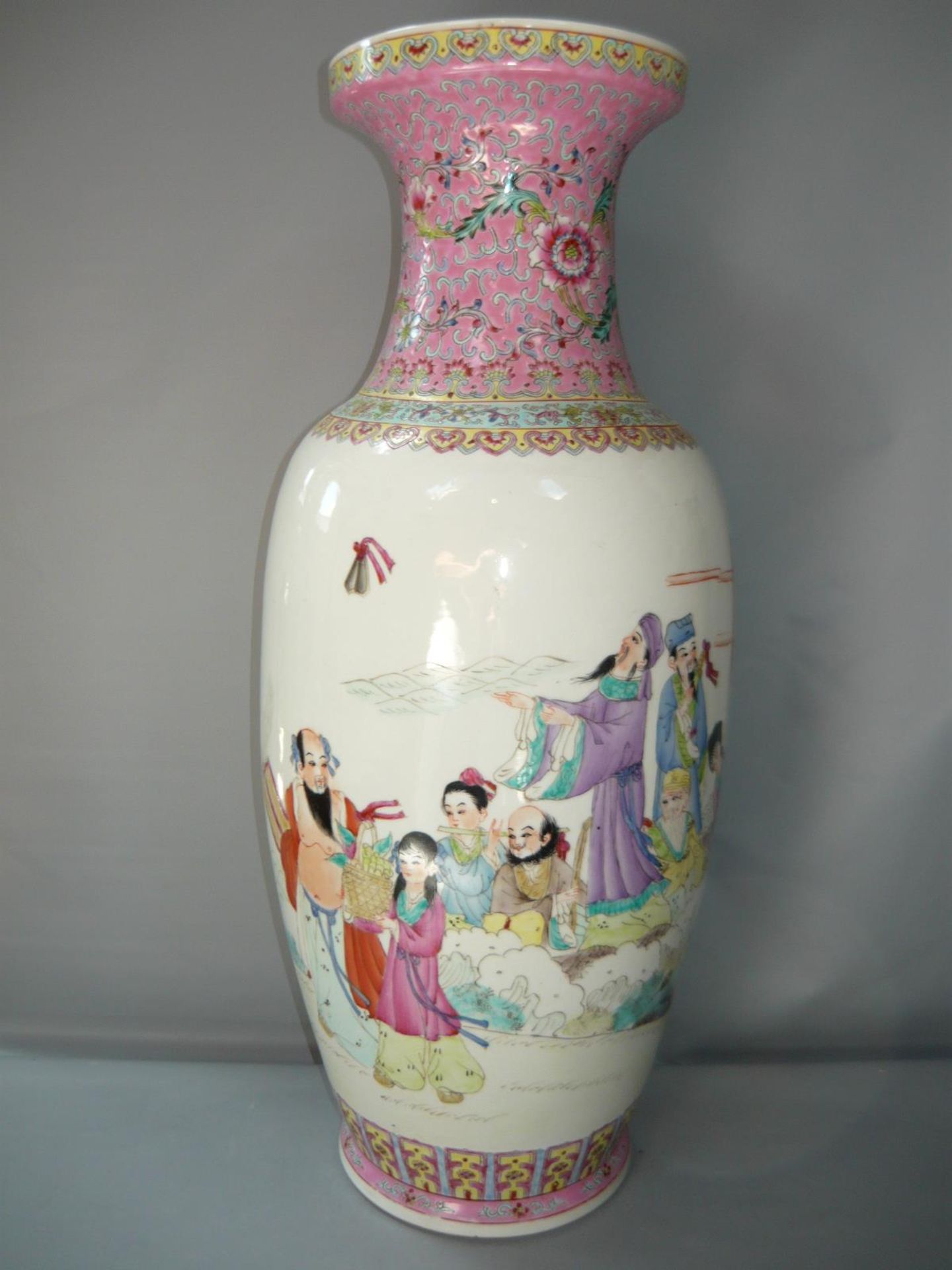 Große Bodenvase mit Handmalerei. China 20.Jhdt. H. 64cm. // English: Huge vase with handpainted