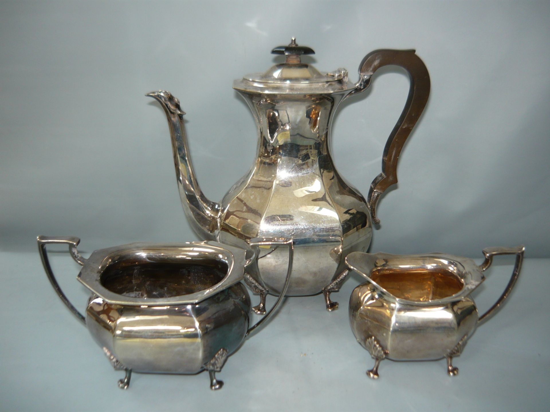 R.F.Mosley, England. Kaffeekanne, Zucker und Milch. 925er Sterling Silber. Kanne H. 25cm. Gew.