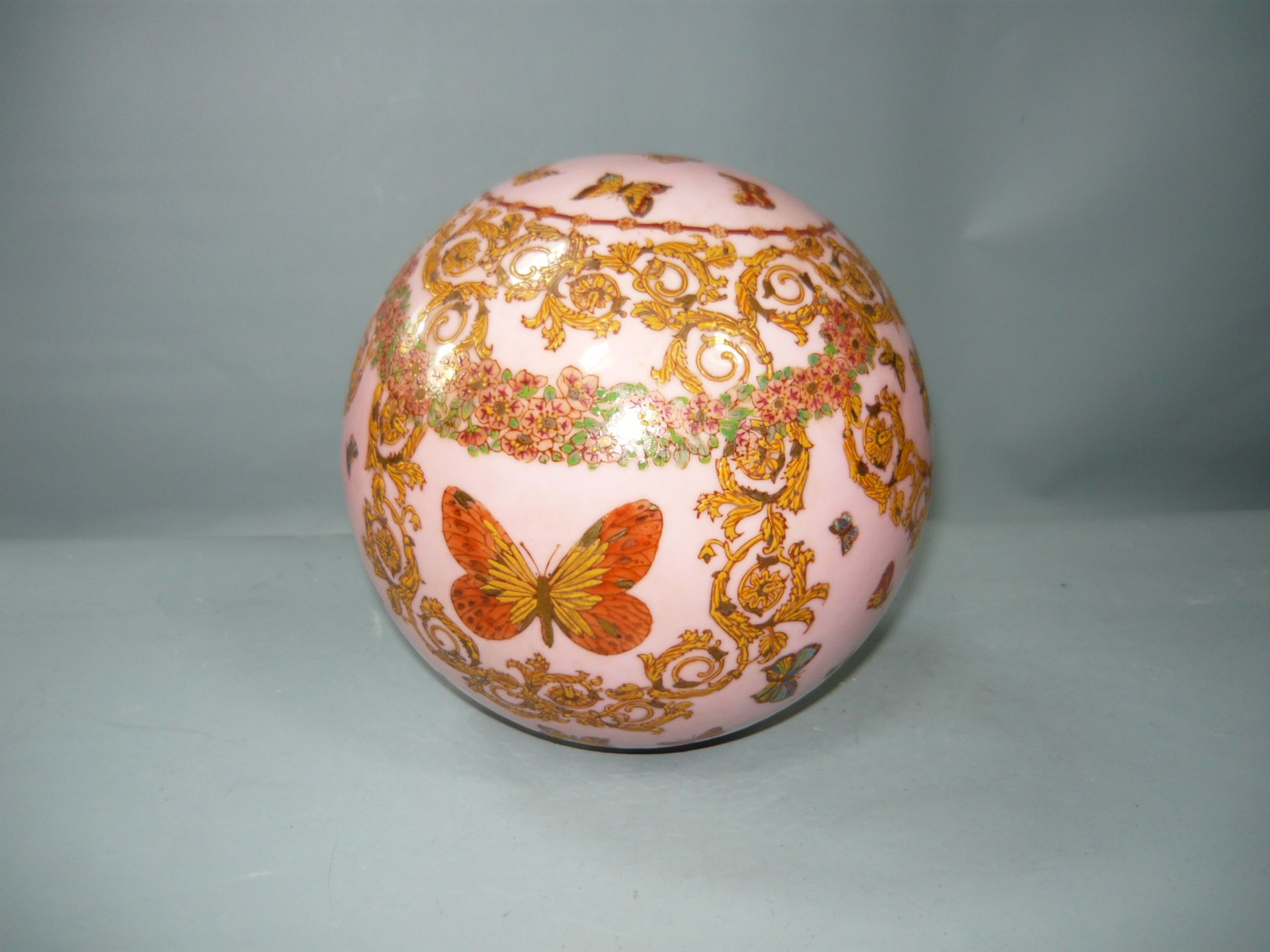 Große dekorative Kugel. Bunt dekoriert. Ø 15cm. // English: Huge porcelain ball. Muliti colour