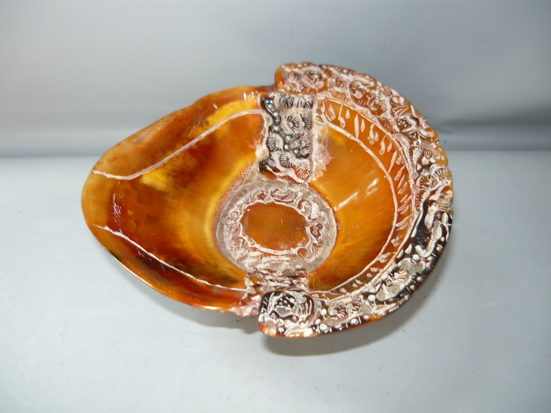 Zeremonial Schale. Horn, geschnitzt. China, 20.Jhdt. H. 12, ø 17cm. //English: Ceremonial bowl. Horn - Image 2 of 3