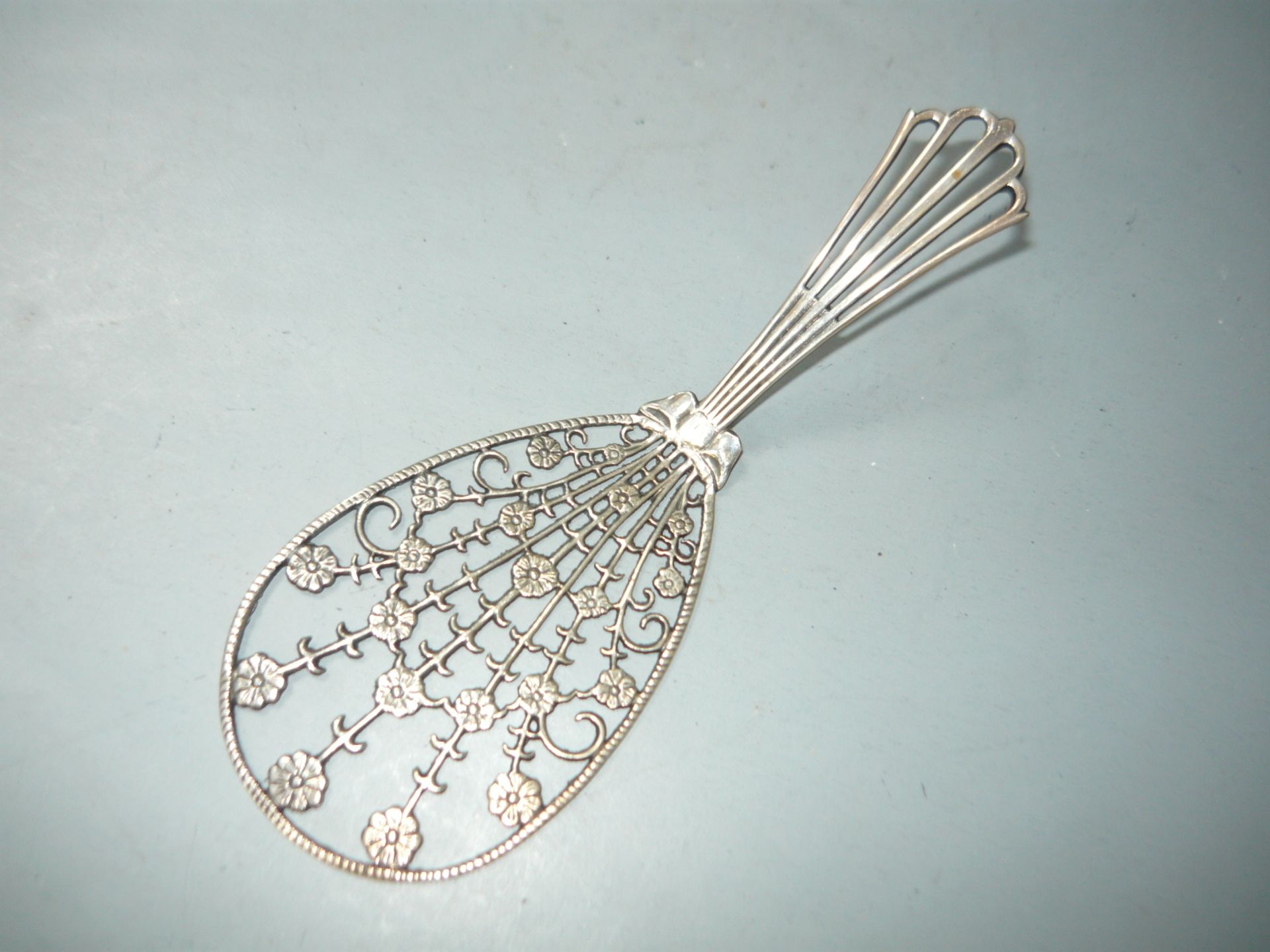 Vorleger. 830er Silber. Dänemark. Handarbeit. L. 15cm. Ca. 23gr. // English: Serving spoon. 830
