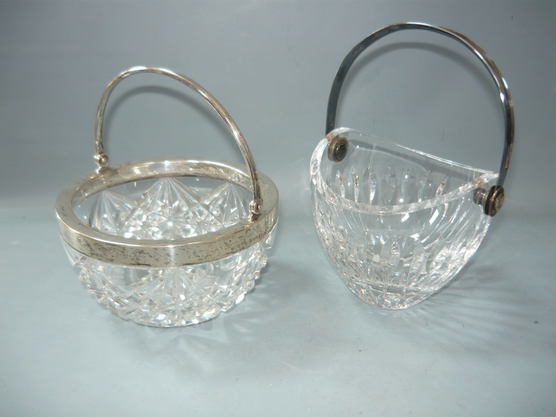 Zwei Kristallschalen mit Silbermontierungen in 800 und 925 Silber. H. 15cm und 17cm. English: Two