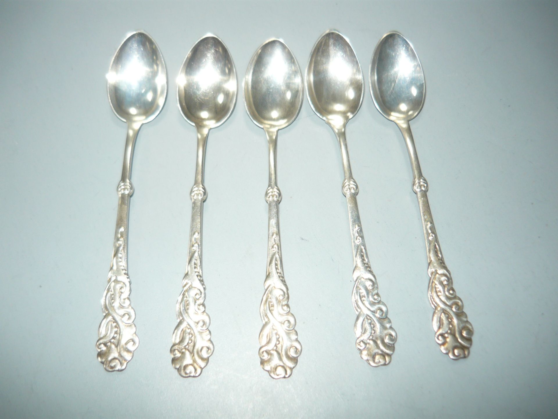 Satz von 5 dänischen Silberlöffeln. 830er Silber. English: Set of 5 danish spoons in 830 silver.