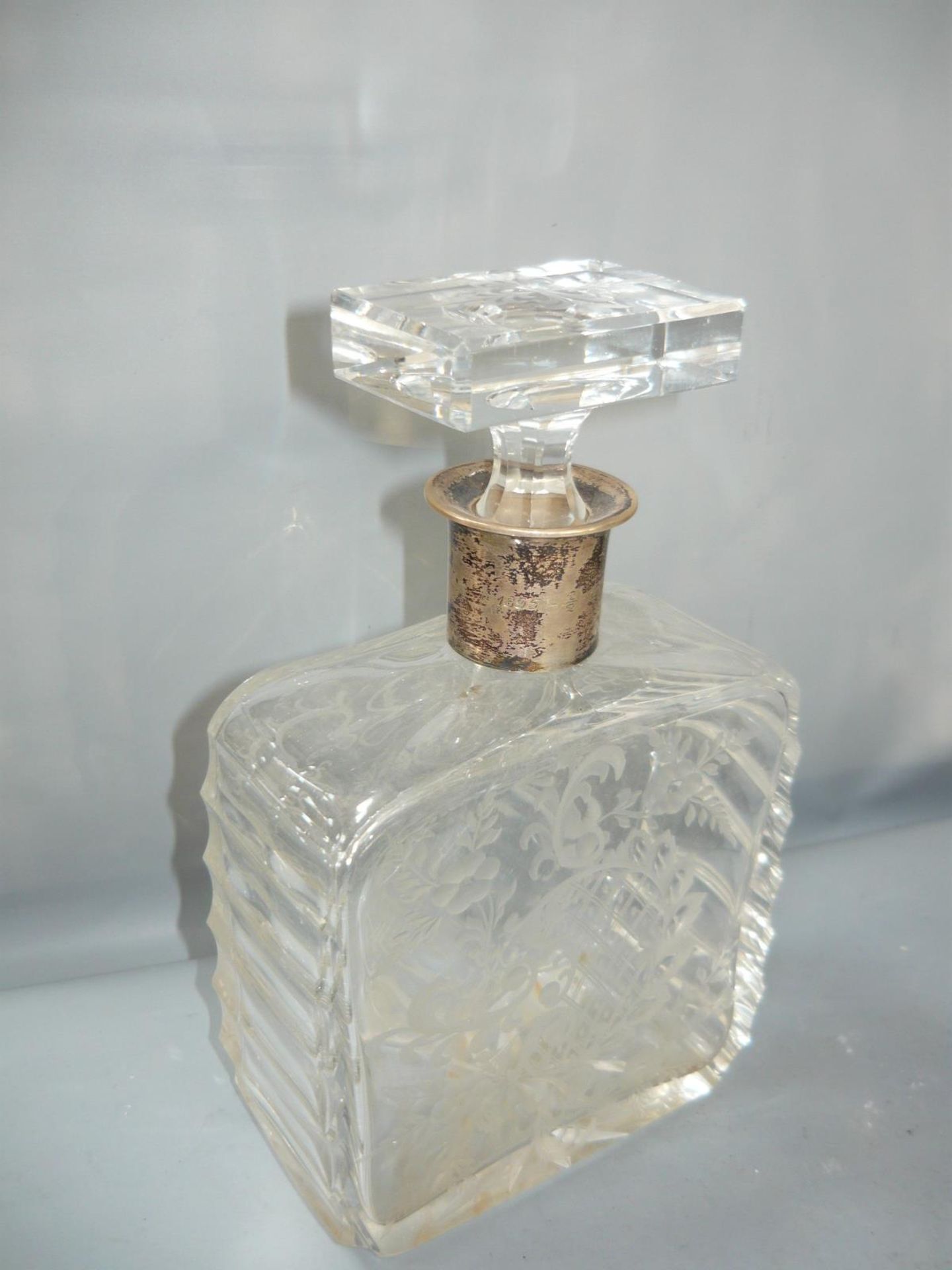 Grosse Kristall Karaffe mit 830er Silbermontierung. H. 22cm. // English: Huge crystal caraffe with