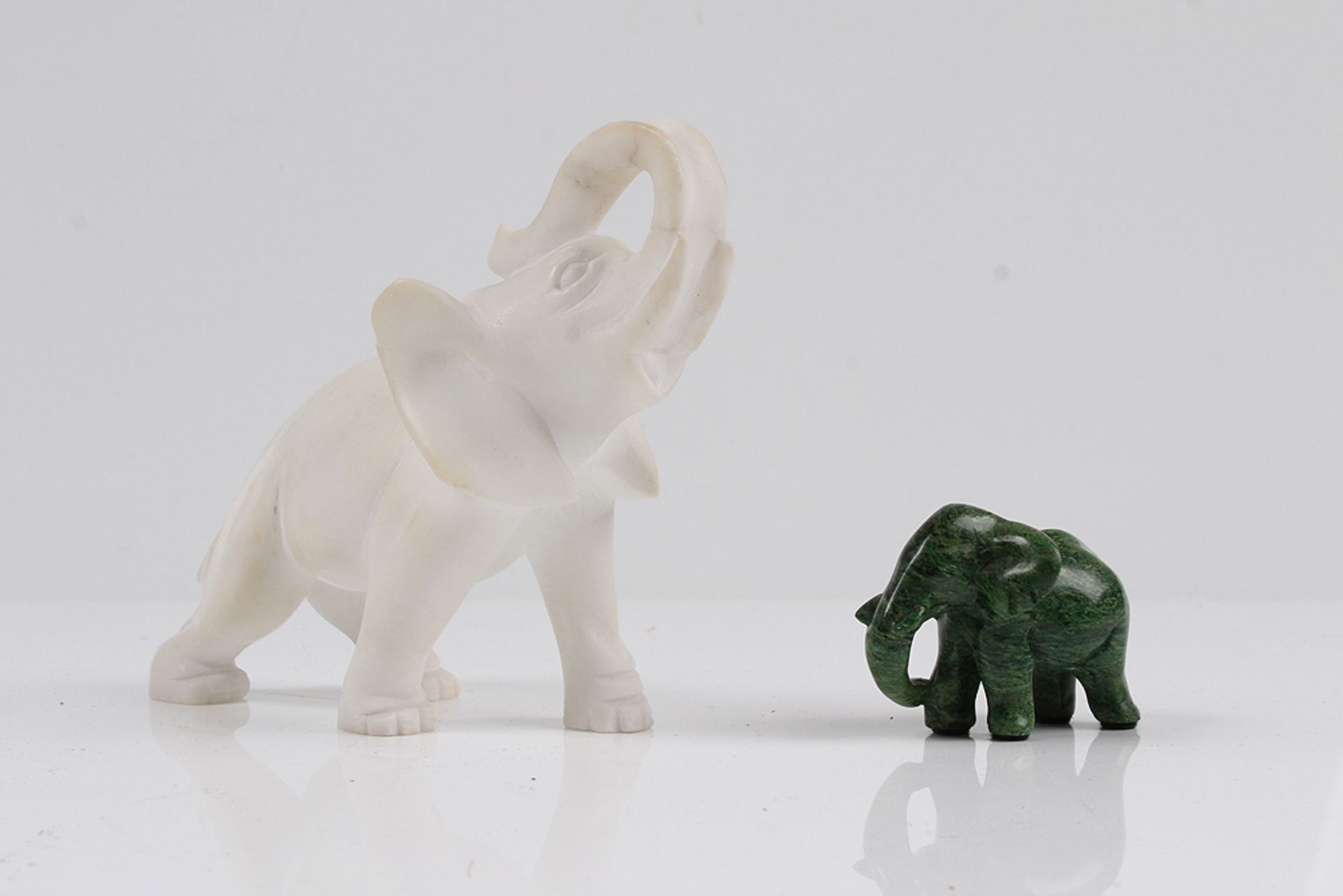Zwei Elefanten. China. Marmor