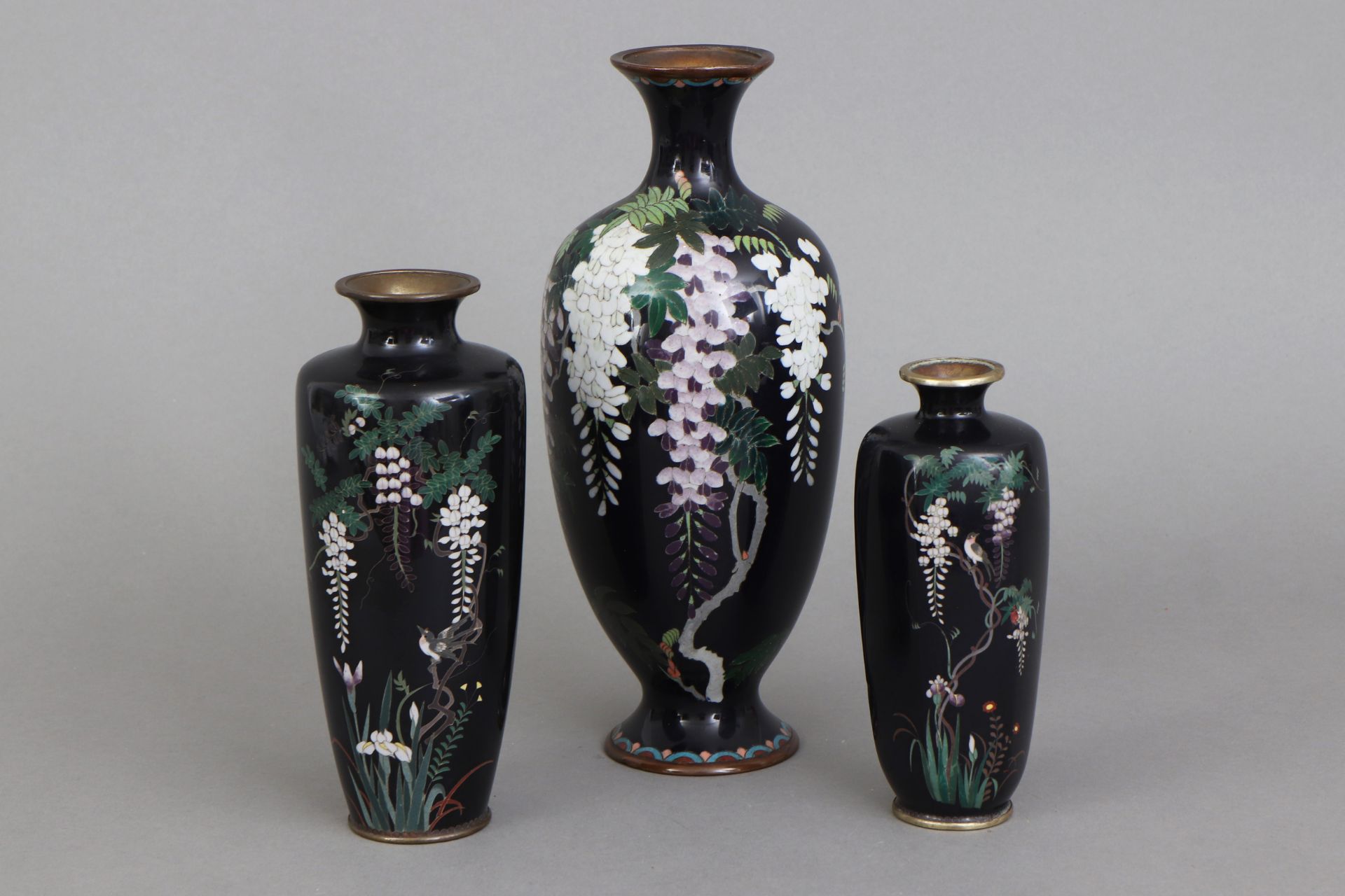 3 japanische Cloisonee-Vasen