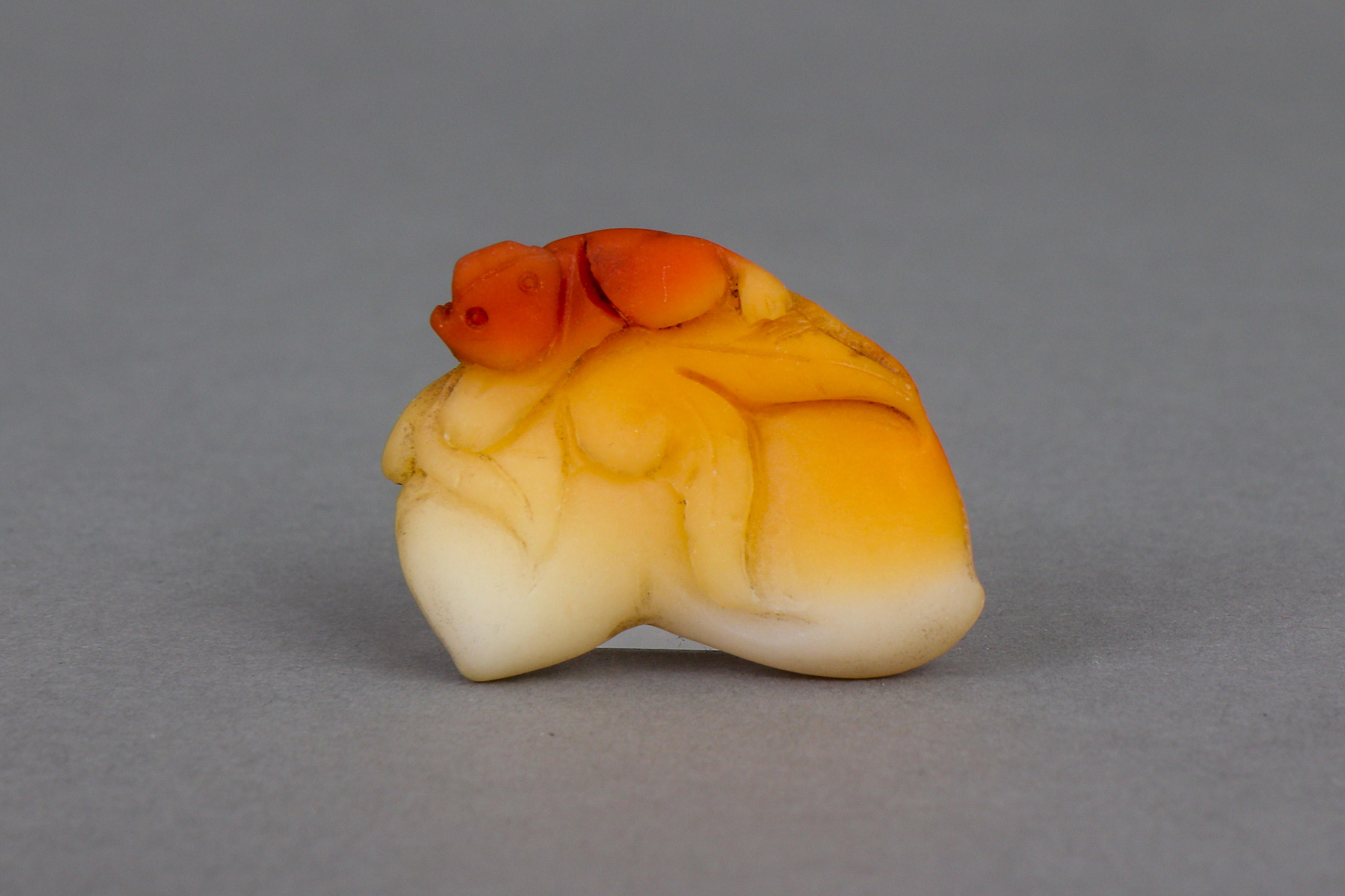 Chinesisches Jade Amulett ¨Affe auf Geäst¨