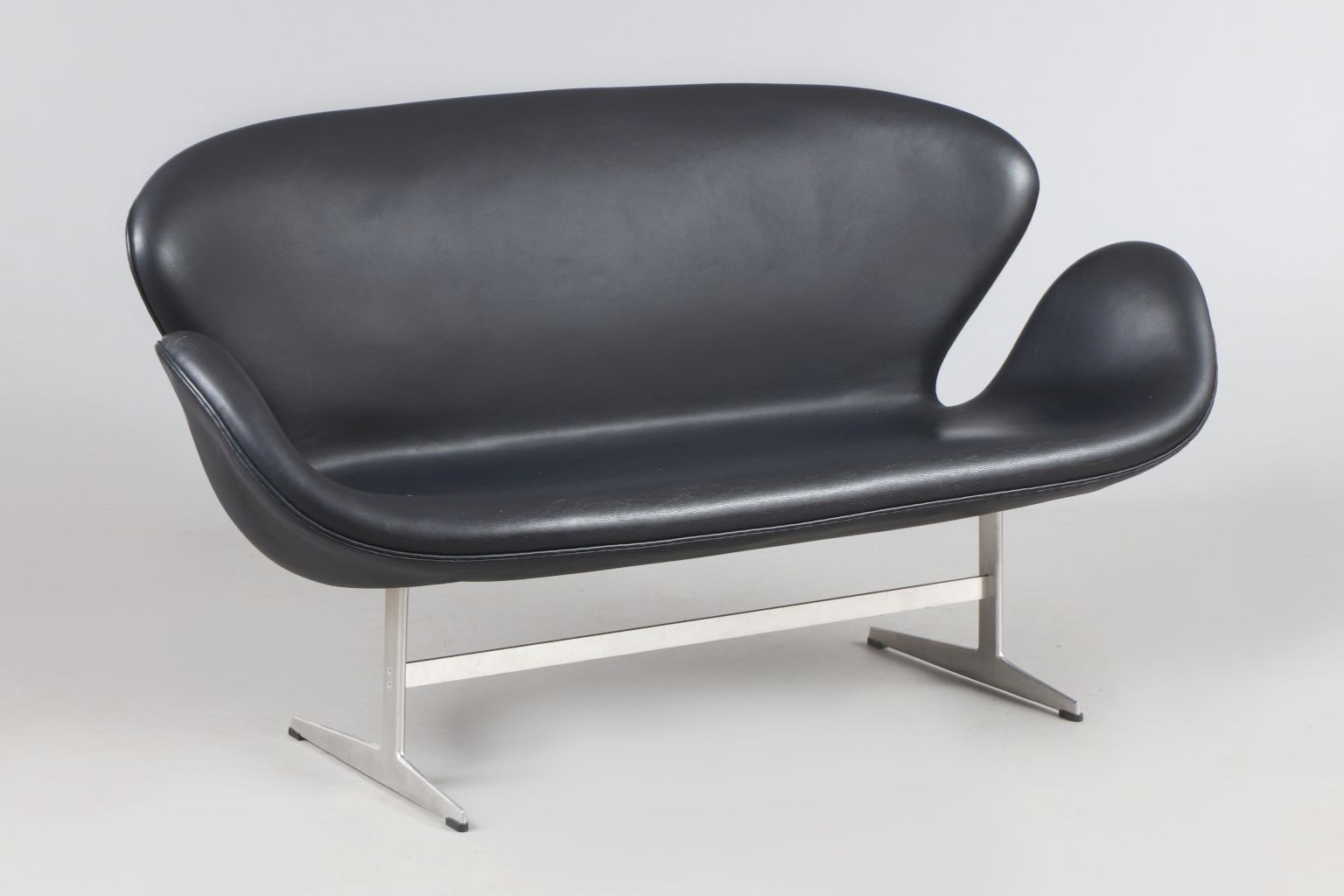 ARNE JACOBSEN Swan 2-sitzer Sofa