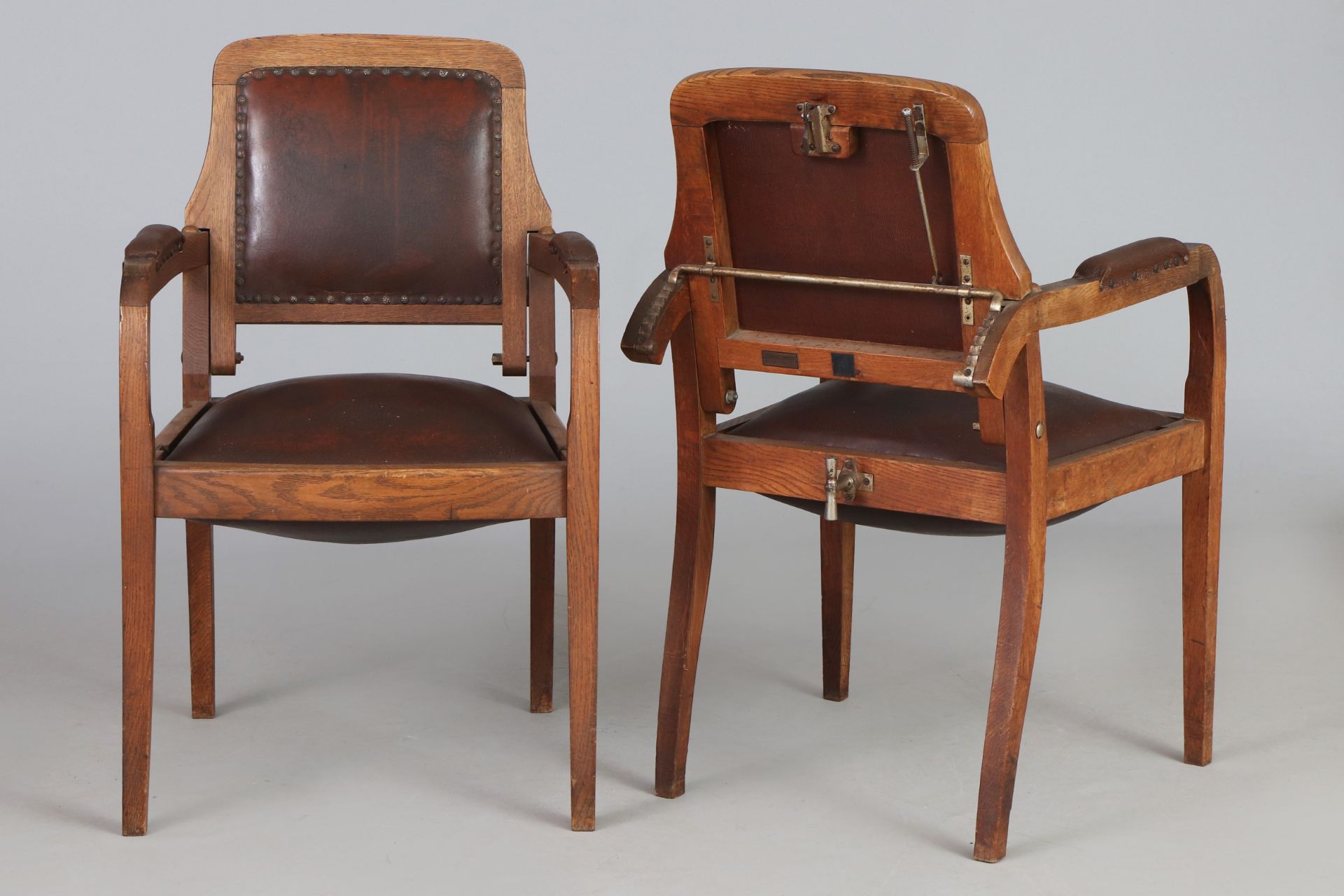 Paar ¨Friseur-Stühle¨ der Jahrhundertwende im Wiener Stil - Bild 2 aus 6