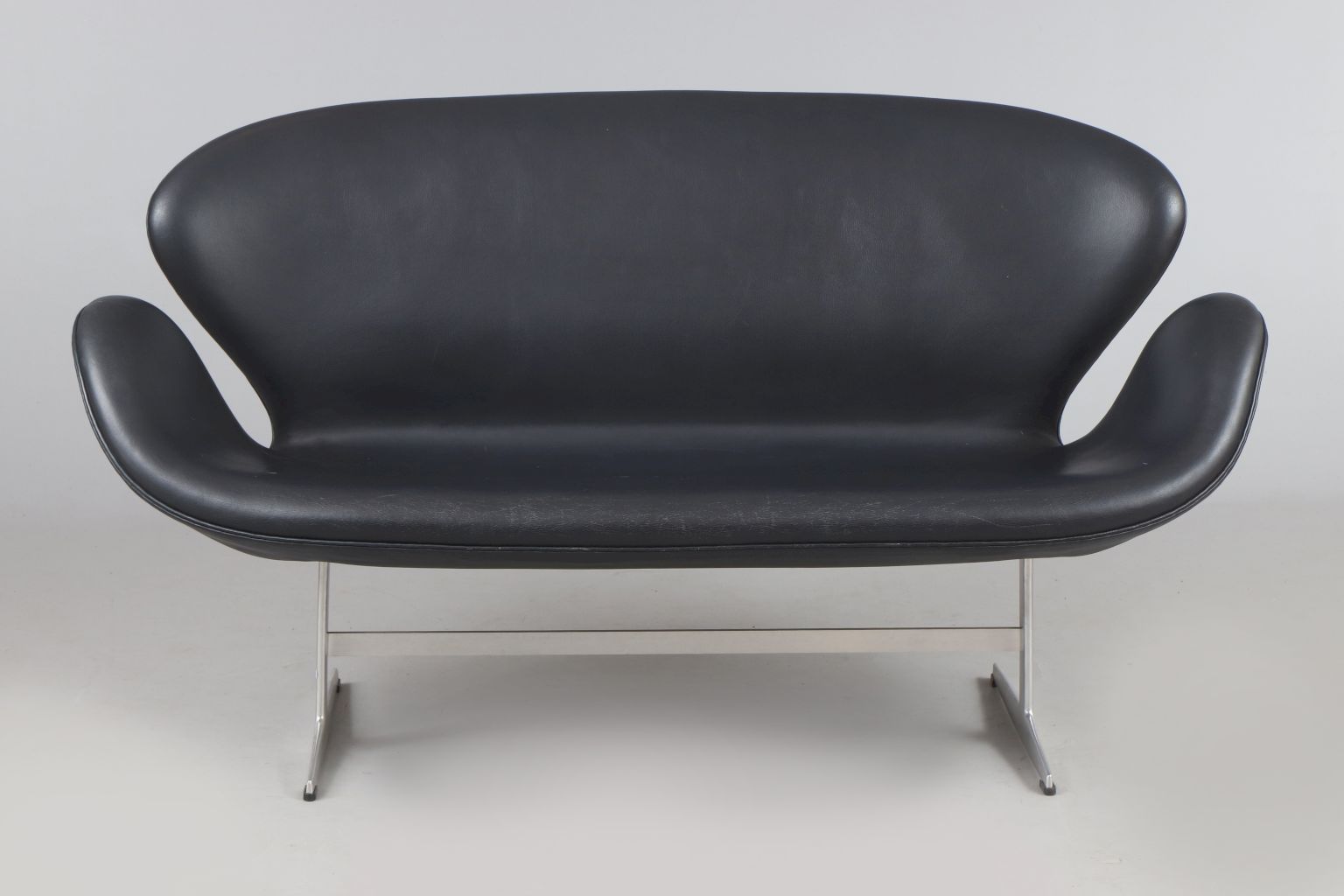 ARNE JACOBSEN Swan 2-sitzer Sofa - Image 3 of 3