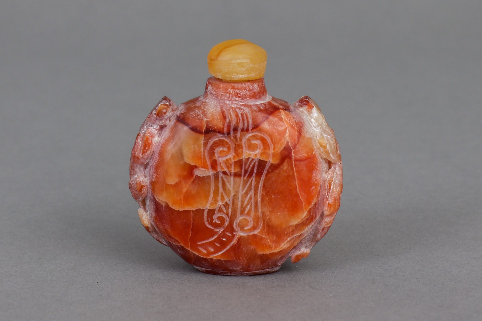 Chinesische Snuffbottle aus rot-brauner Jade