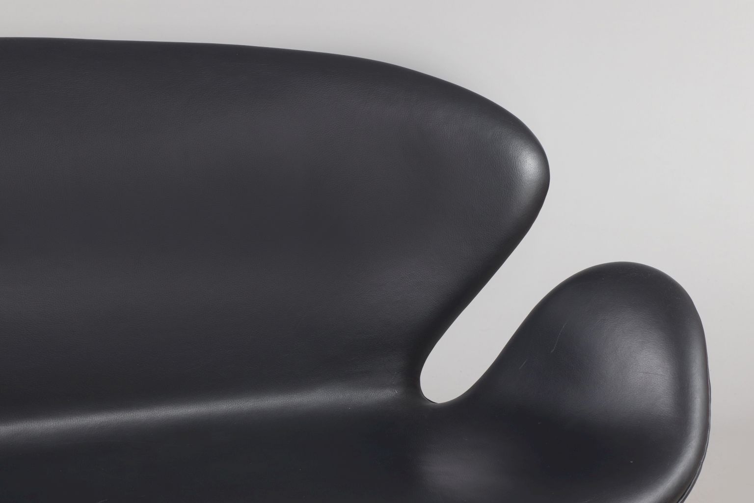 ARNE JACOBSEN Swan 2-sitzer Sofa - Image 2 of 3