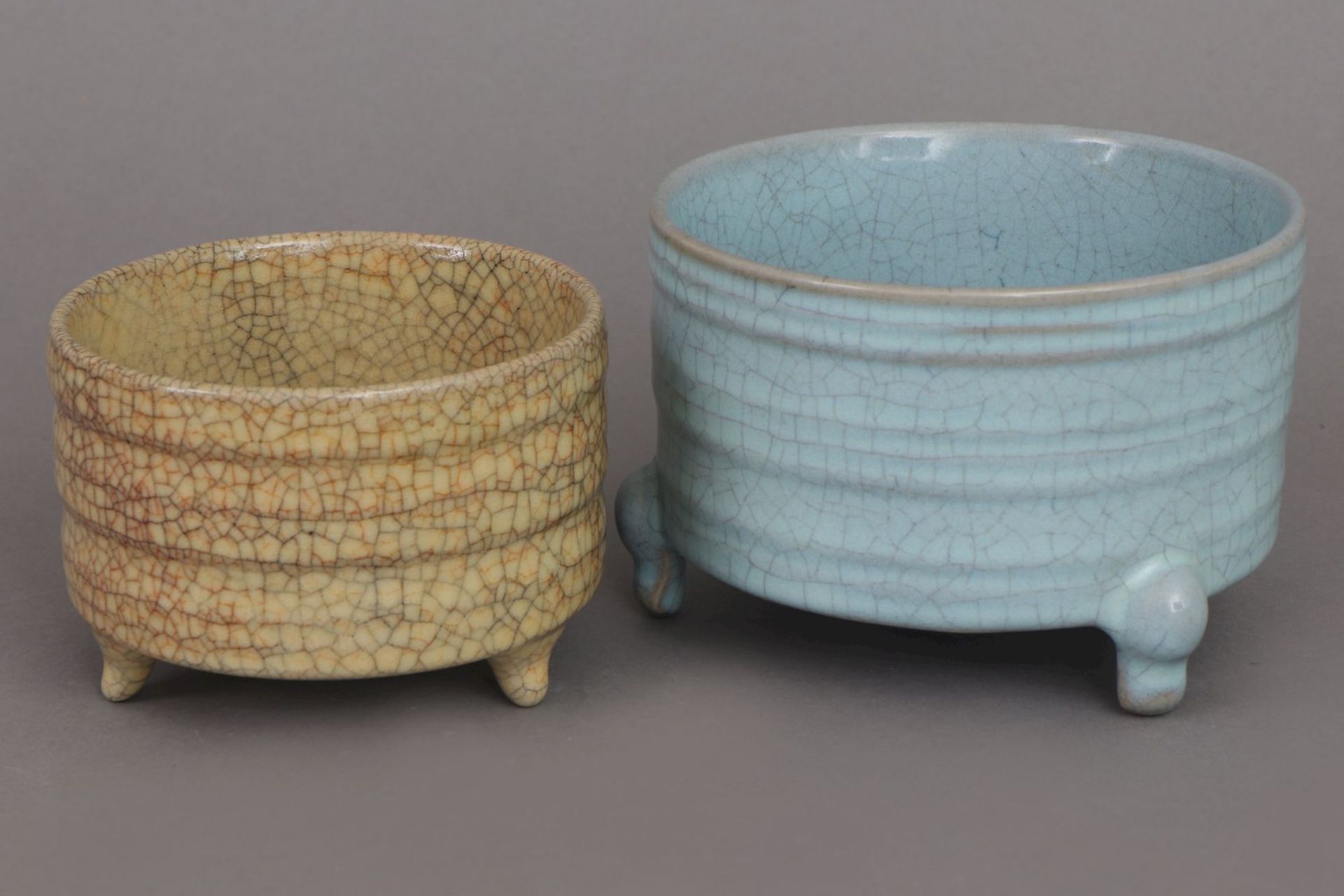 2 chinesische Porzellan-Räuchergefäße im Stile der Song Dynastie