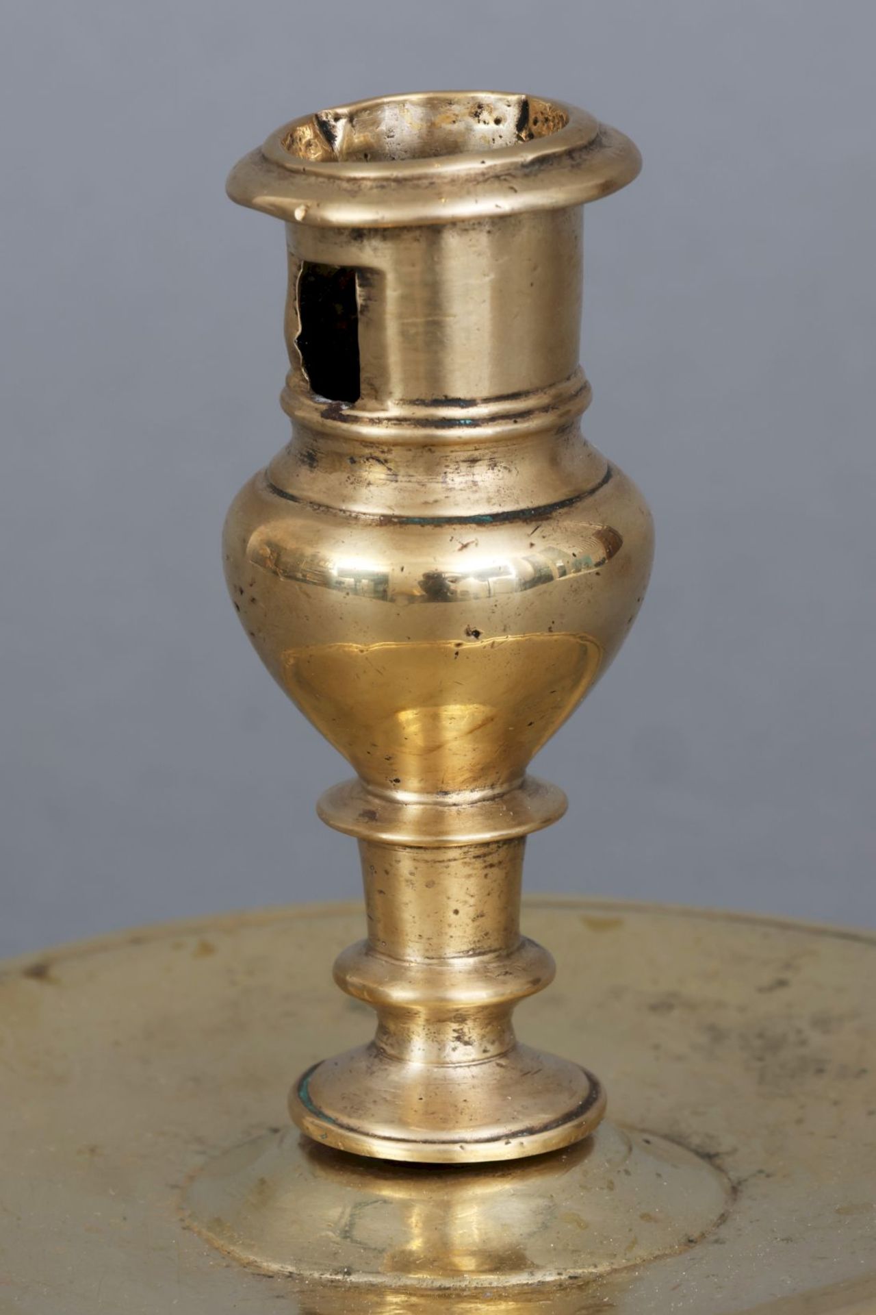 Glockenfußleuchter des 17. Jahrhunderts - Image 2 of 4