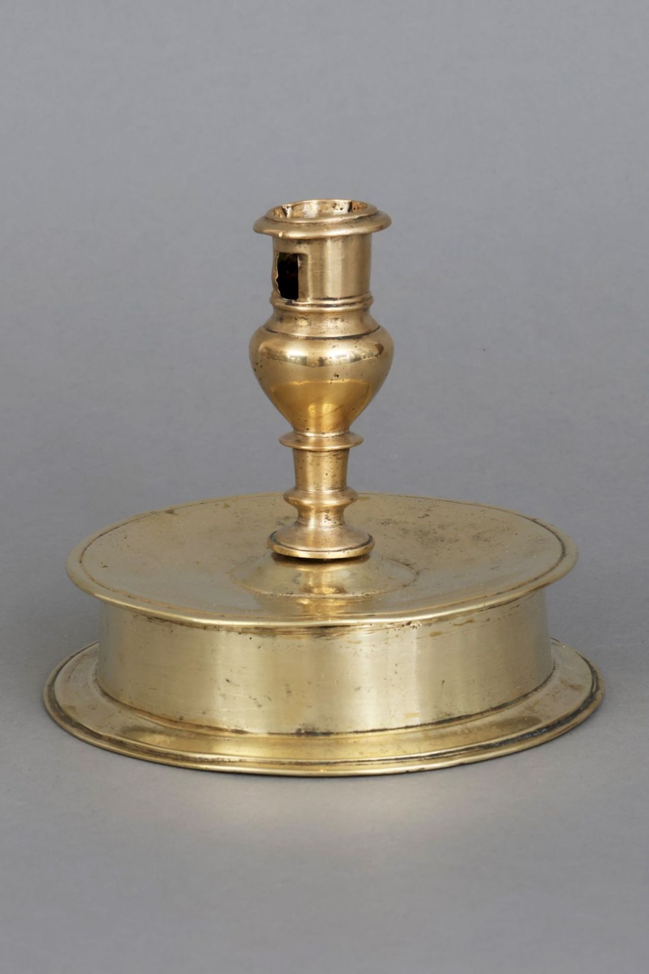 Glockenfußleuchter des 17. Jahrhunderts