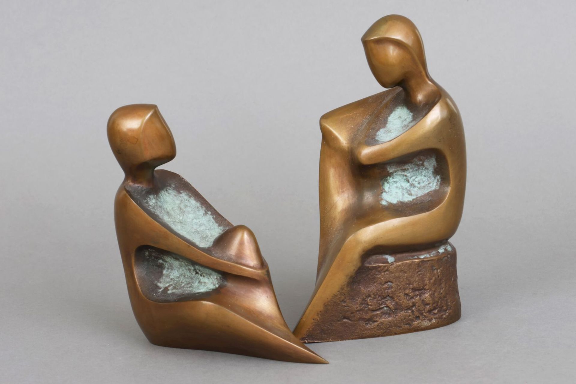 2 CONI KREUDER (1940) Bronzefiguren ¨Gespräch¨