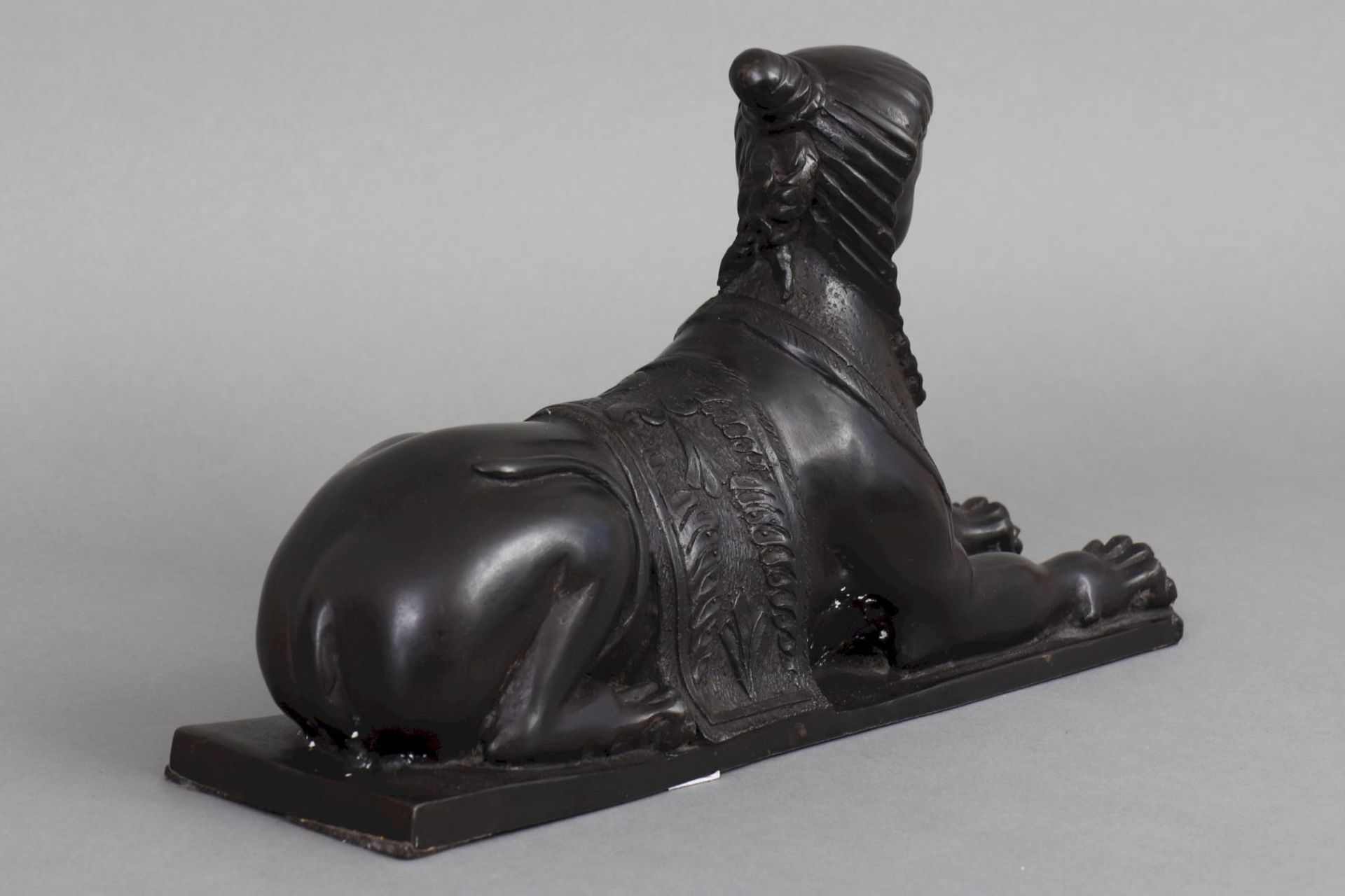 Bronzefigur einer Sphinx - Bild 2 aus 4