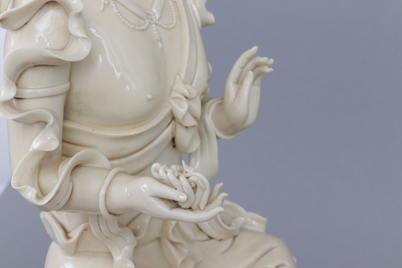 Chinesische Blanc-de-Chine Figur der Guanyin - Image 5 of 6