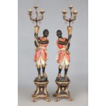 Paar dekorative Beisteller ¨Venezianische Lakaien mit Füllhörnern¨