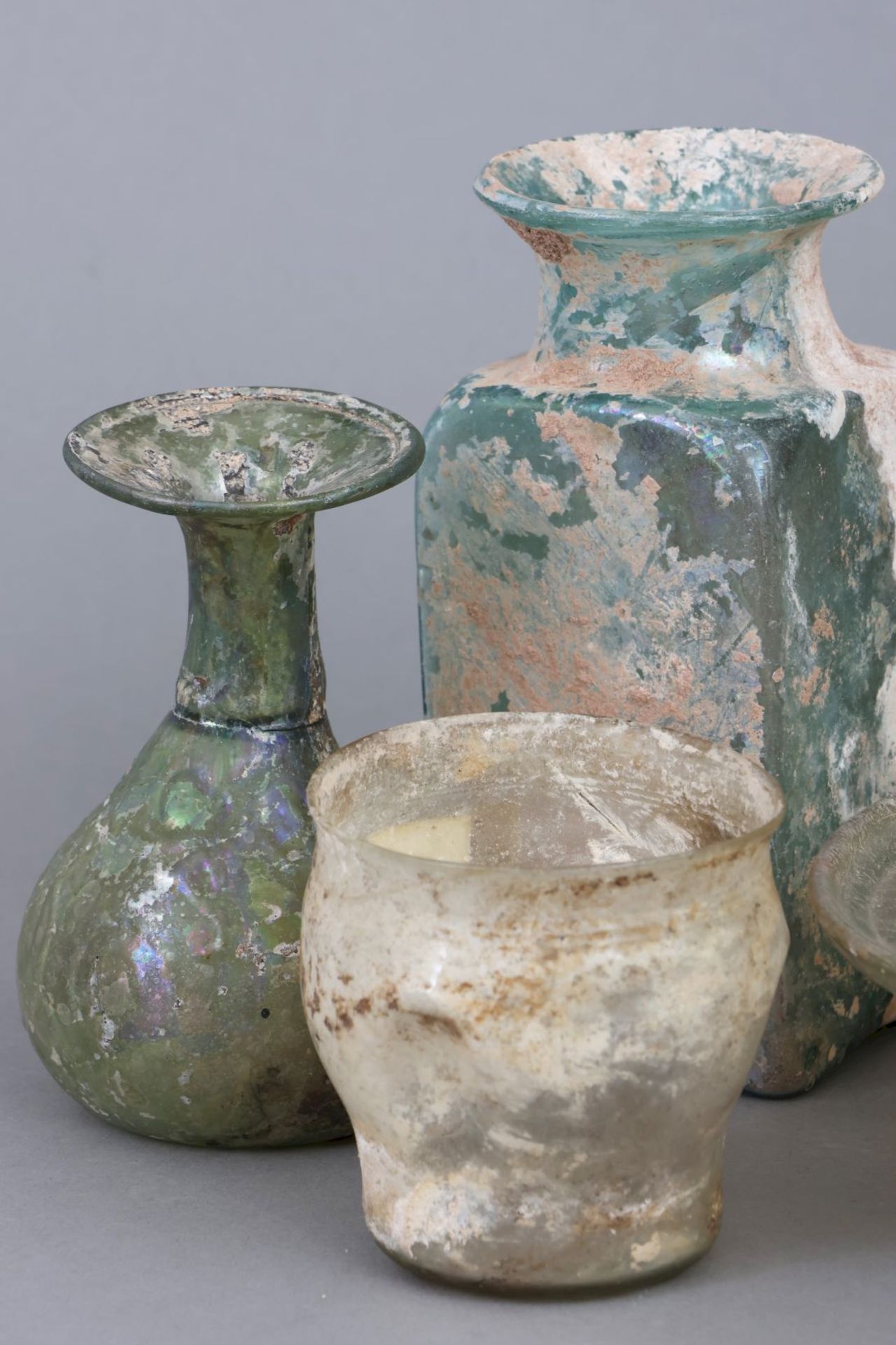 Sammlung (7 Stück) antiker römischer Glasbecher und Gefäße - Image 2 of 3